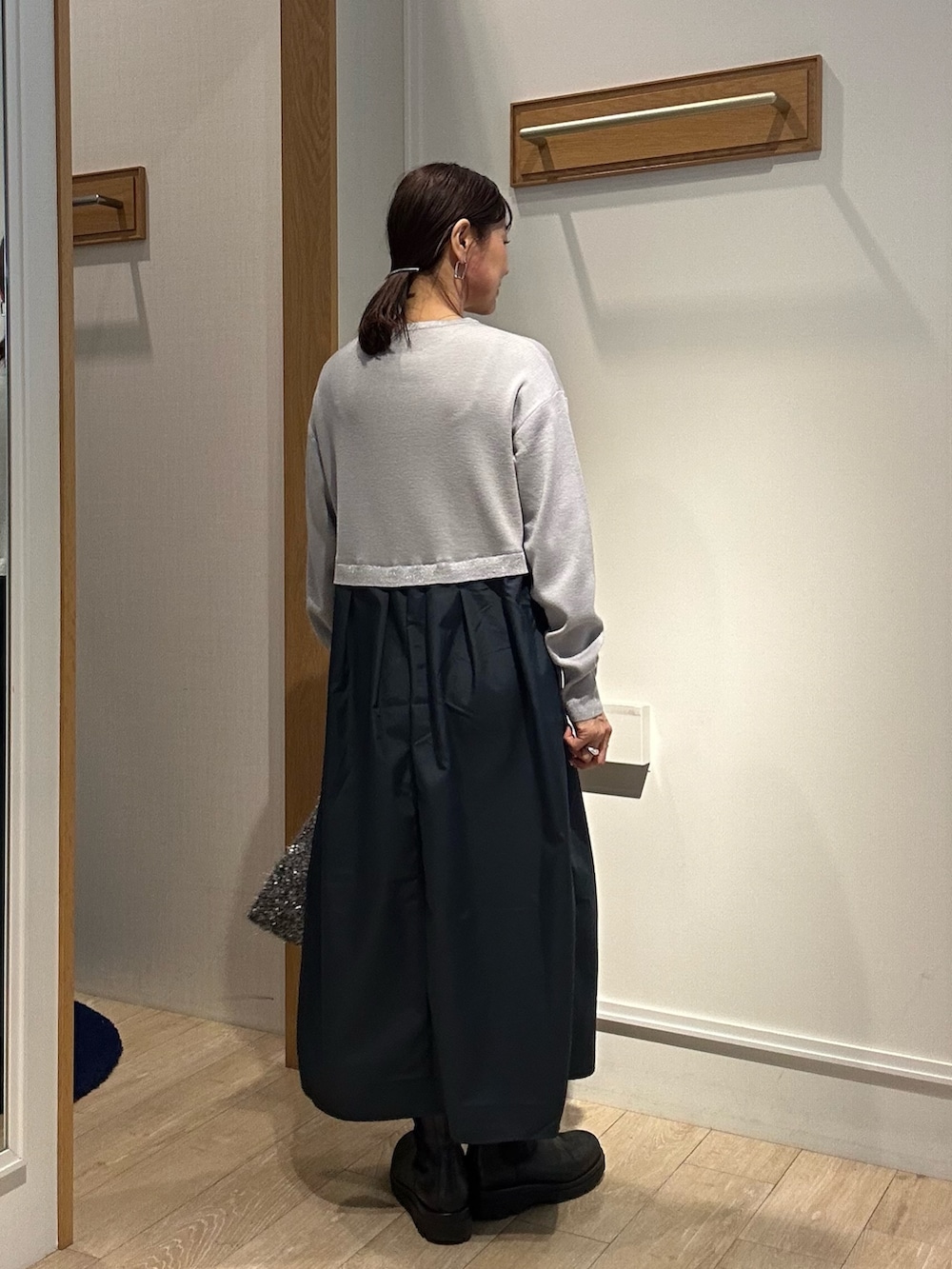 グレー系のワンピースを着用したレディースの冬コーディネートの2枚目の写真