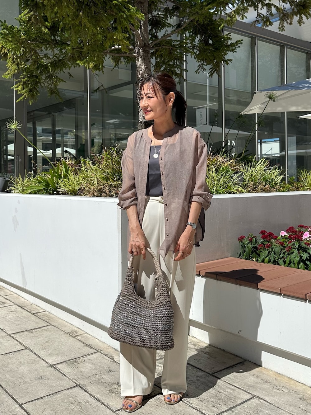 「タンクトップ、ノースリーブ、シアートップス、シンプルコーデ、夏コーデ、お出かけコーデ、大人カジュアルコーデ、夏ファッション、パンツスタイル、パンツコーデ、キレイめコーデ、リラックススタイル、ノーリーズ」｜「MICO COULIERのシアーリネンライクシャツ　バイカラー（シャツ/ブラウス、ブラウン系）」を使った、daimonさん（レディース・154cm）の夏コーディネートの2枚目の写真