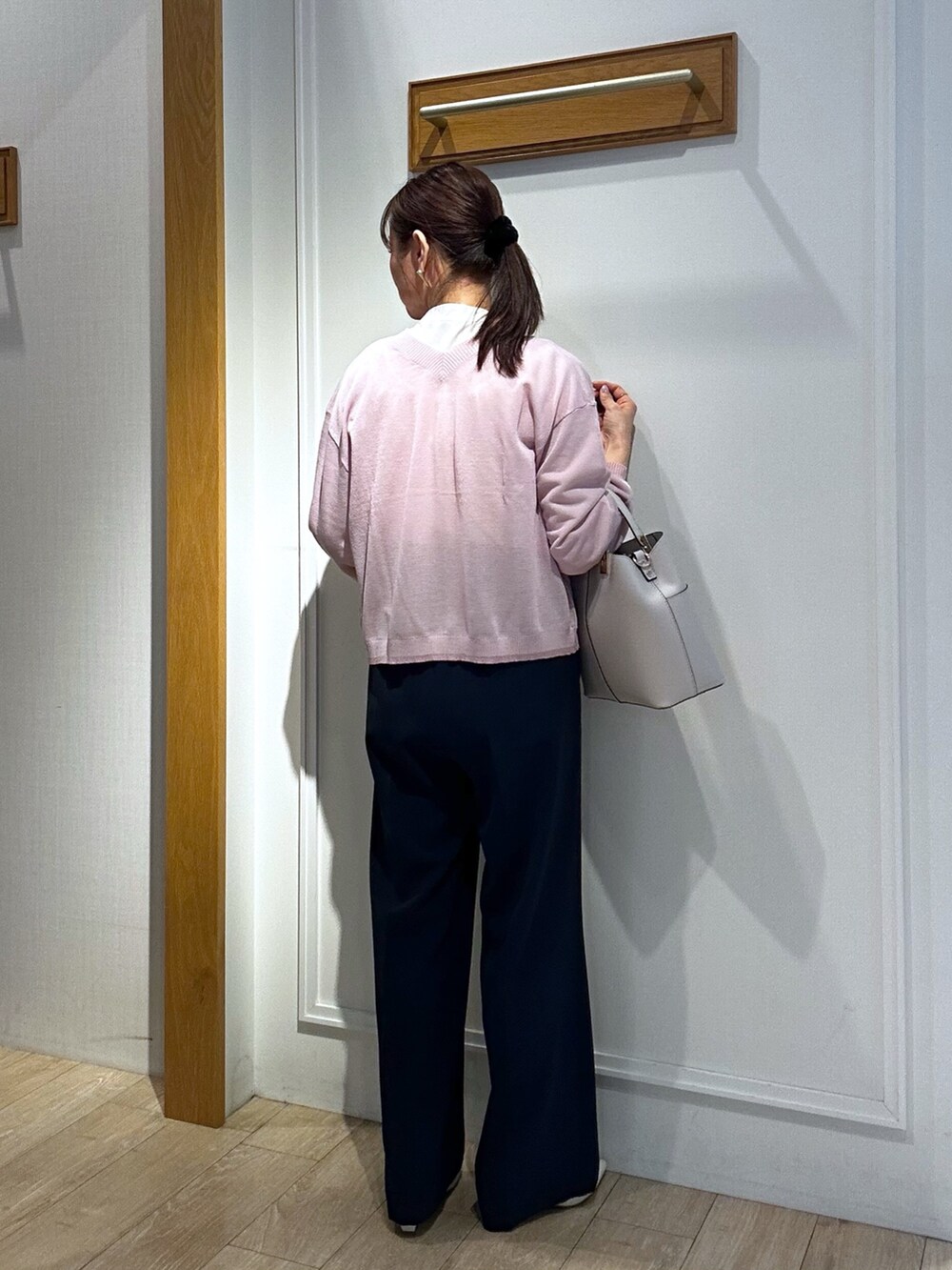 ピンク系のカーディガン/ボレロ、ホワイト系のシャツ/ブラウス、ブルー系のその他パンツを着用したレディースの春コーディネートの3枚目の写真