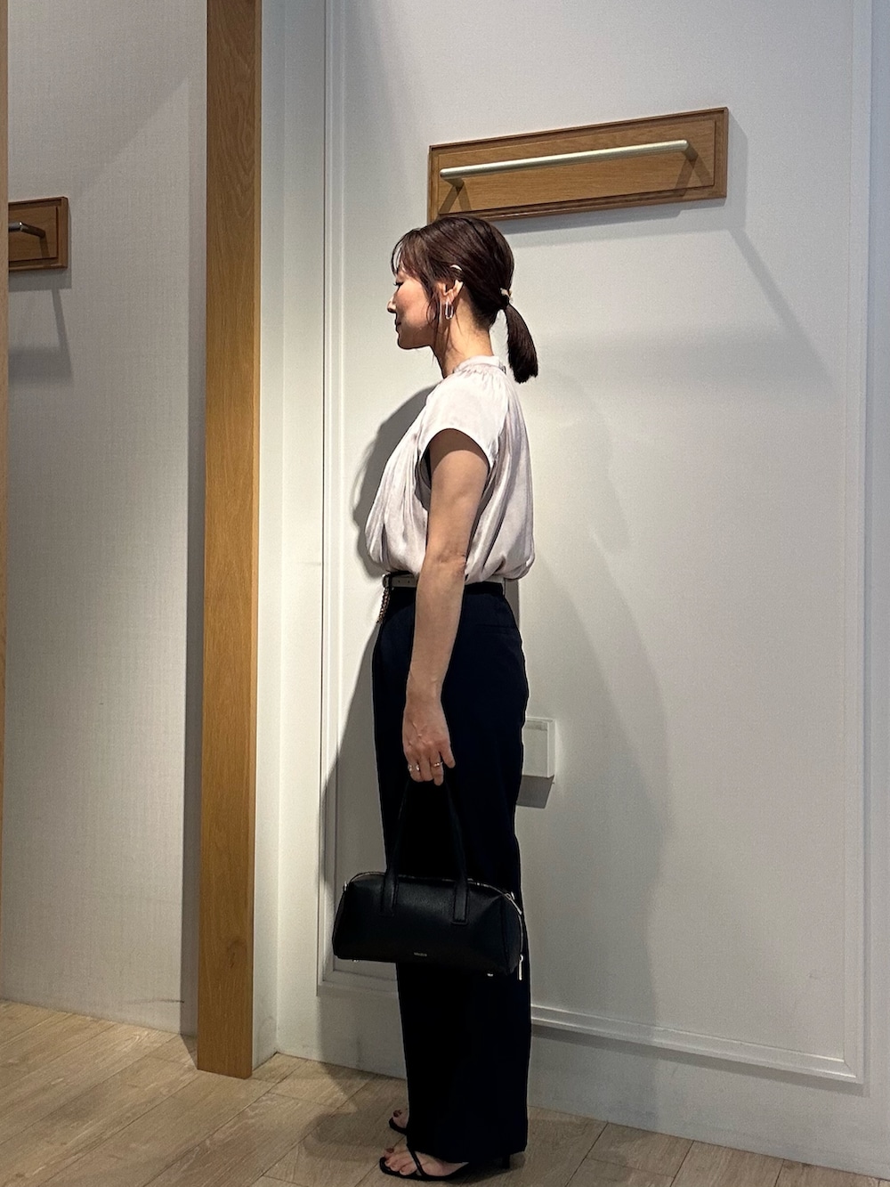 「サンダル、シャツスタイル、低身長コーデ、パンツコーデ、春夏コーデ、大人コーデ、低身長女子、150cm台コーデ、スラックスパンツ、キレイめコーデ、通勤コーデ、通勤スタイル、パンツスタイル、UVカット、uvカットパンツ」|「NOLLEY'S LIGHTのサテンビンテージシャーリングブラウス(シャツ/ブラウス、ベージュ系)」を使った、daimonさん(レディース・154cm)の夏コーディネートの2枚目の写真