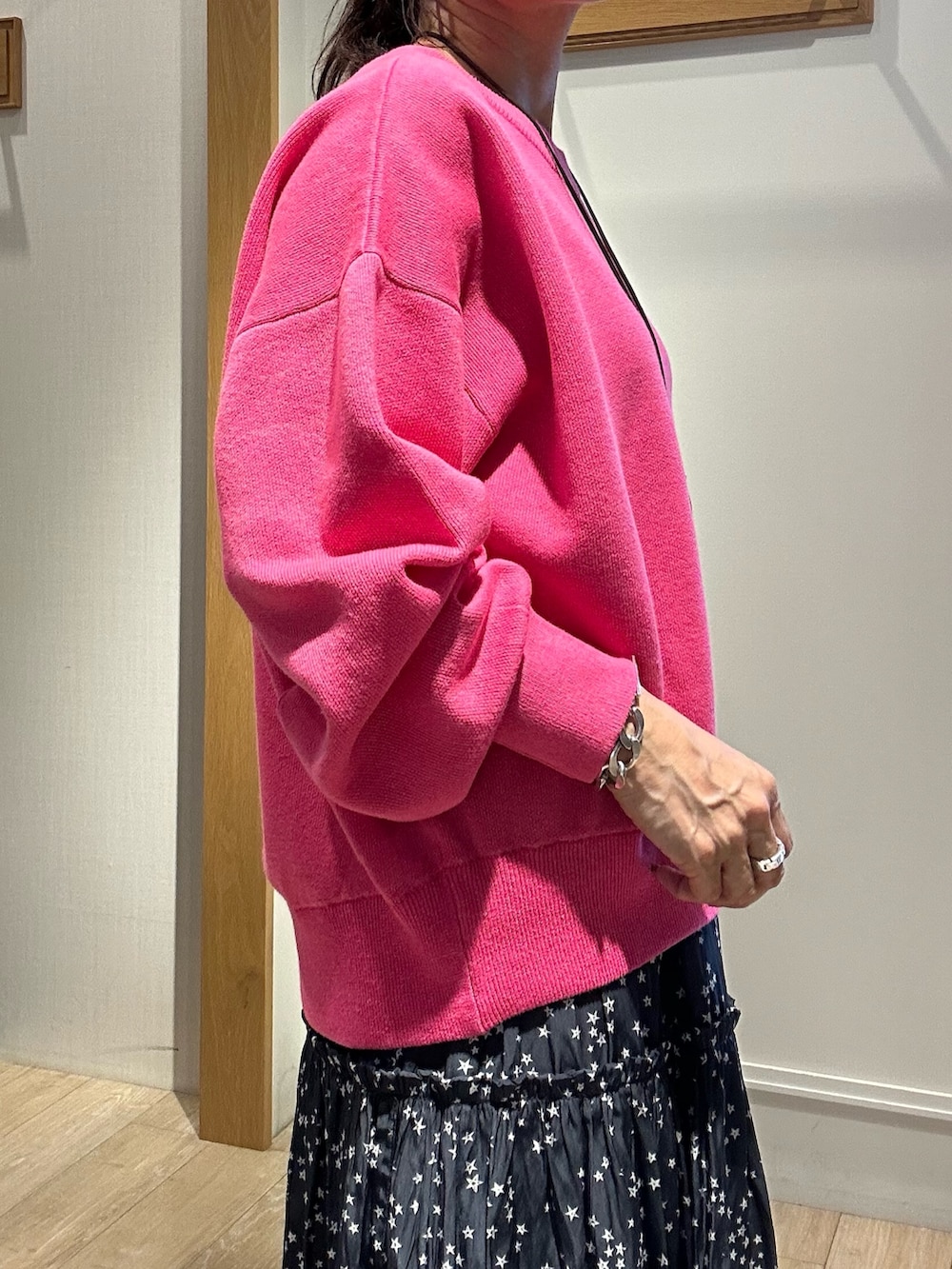 ピンク系のニット/セーターを着用したレディースの秋コーディネートの7枚目の写真