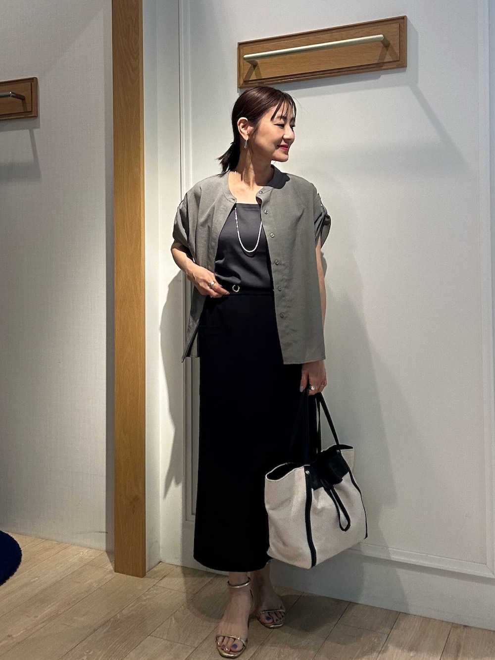 「夏ルックで気分アップ、シンプルコーデ、夏コーデ、お出かけコーデ、夏服コーデ、涼しいコーデ、シャツ/ブラウス、ノーリーズ、低身長コーデ、低身長女子、150cm台コーデ、きちんとスタイル、通勤コーデ、通勤スタイル、カーキシャツ」｜「MICO COULIERの麻調ヒヨクターンバックブラウス（シャツ/ブラウス、グリーン系）」を使った、daimonさん（レディース・154cm）の夏コーディネートの10枚目の写真