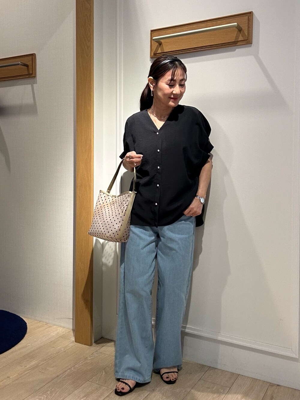「大人カジュアル、大人女子、春、カジュアルコーデ、大人かわいい、オトナカジュアル、春服、キレイめ、低身長女子、デニムコーデ、きれいめカジュアル、パンツスタイル、デニム、きれいめコーディネート、パンツコーデ」｜「MICO COULIERのサップタンブラーシャツ（シャツ/ブラウス、グレー系）」を使った、daimonさん（骨格ナチュラル・レディース・154cm）の春コーディネートの5枚目の写真