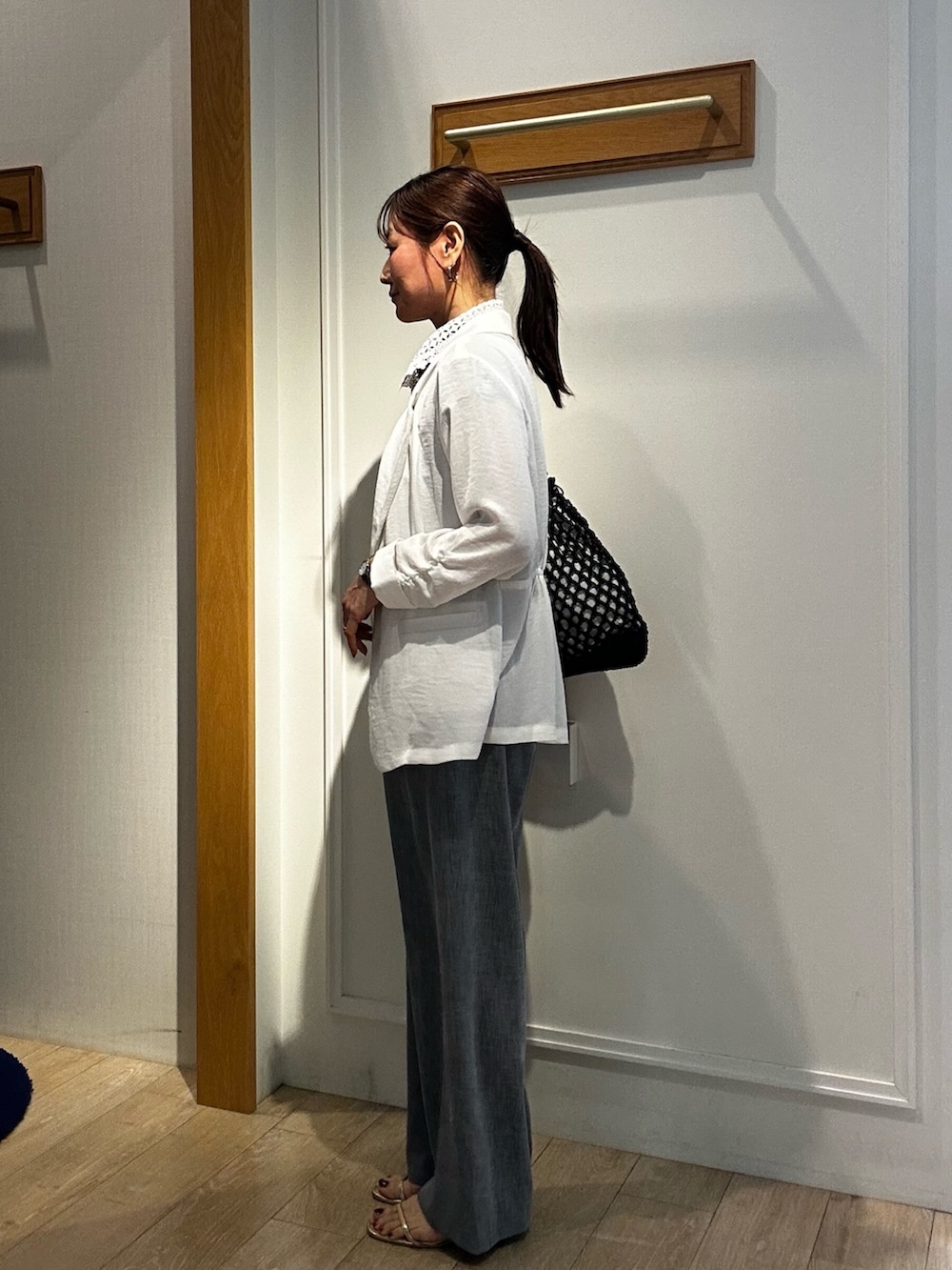 ホワイト系のテーラードジャケット、ブルー系のその他パンツ、ブラック系のTシャツ/カットソーを着用したレディースの春コーディネートの2枚目の写真