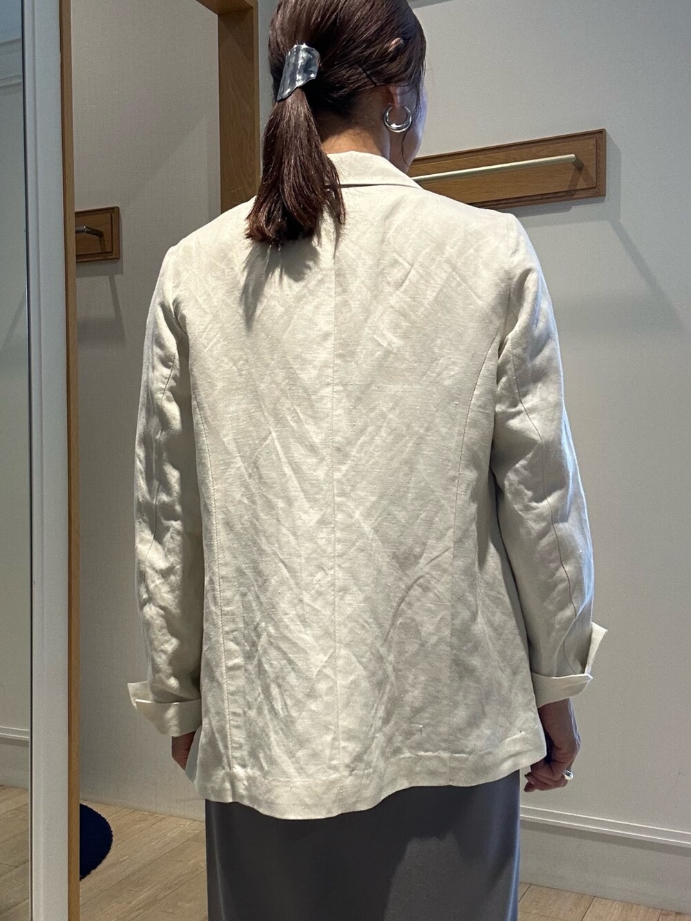 ホワイト系のテーラードジャケット、ホワイト系のTシャツ/カットソー、グレー系のスカートを着用したレディースの春コーディネートの6枚目の写真