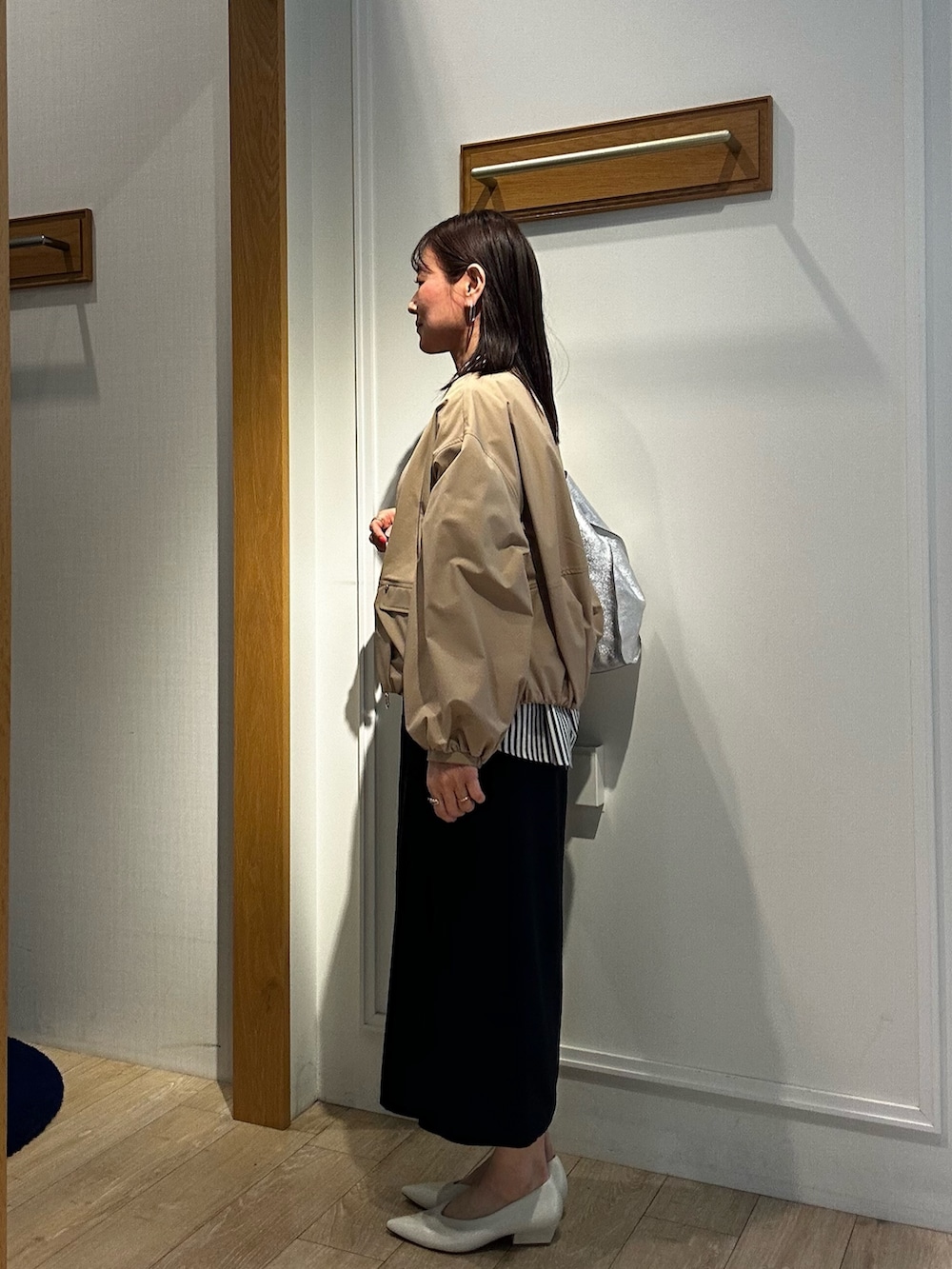 ブラック系のスカート、グレー系のシャツ/ブラウス、イエロー系のブルゾンを着用したレディースの春コーディネートの2枚目の写真