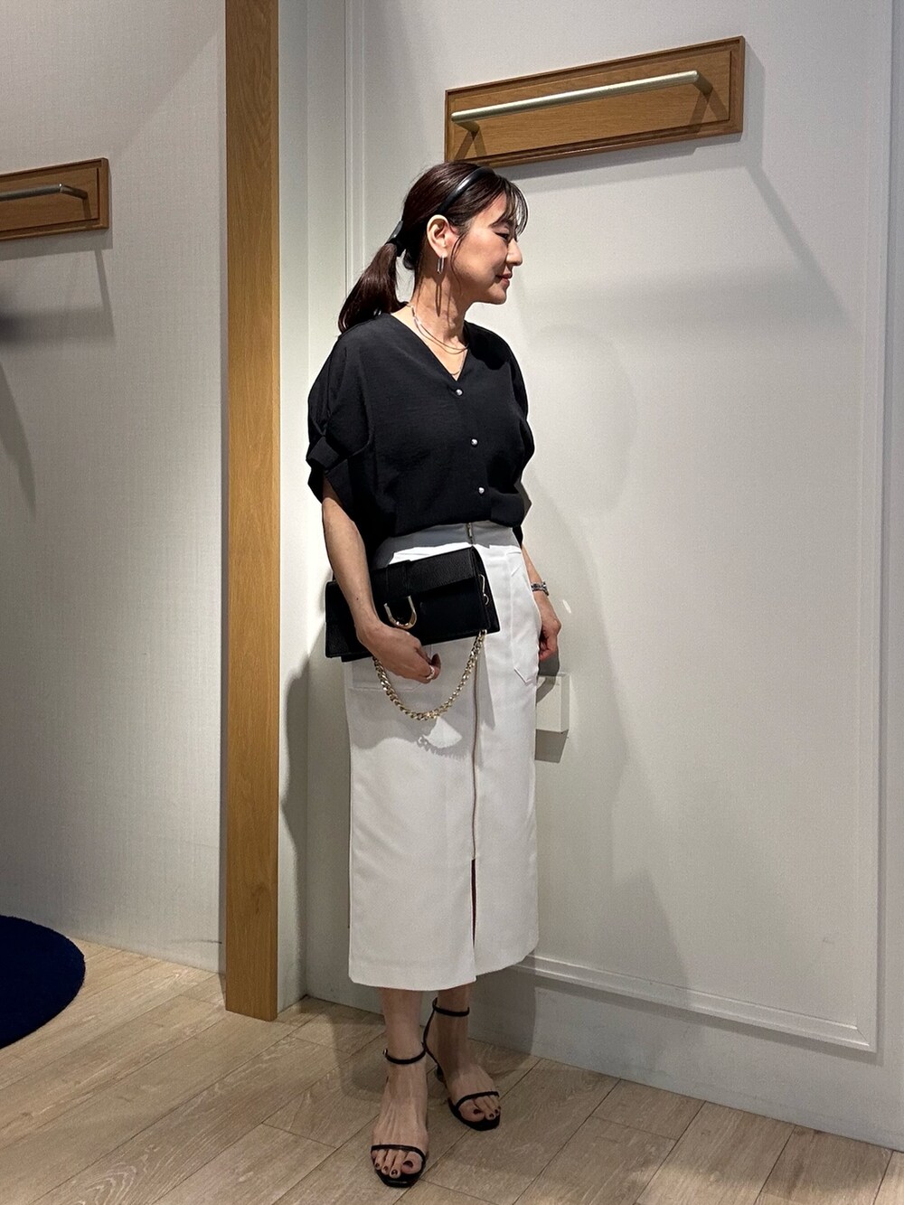「大人カジュアル、大人女子、春、カジュアルコーデ、大人かわいい、オトナカジュアル、春服、キレイめ、低身長女子、デニムコーデ、きれいめカジュアル、パンツスタイル、デニム、きれいめコーディネート、パンツコーデ」｜「MICO COULIERのサップタンブラーシャツ（シャツ/ブラウス、グレー系）」を使った、daimonさん（骨格ナチュラル・レディース・154cm）の春コーディネートの10枚目の写真