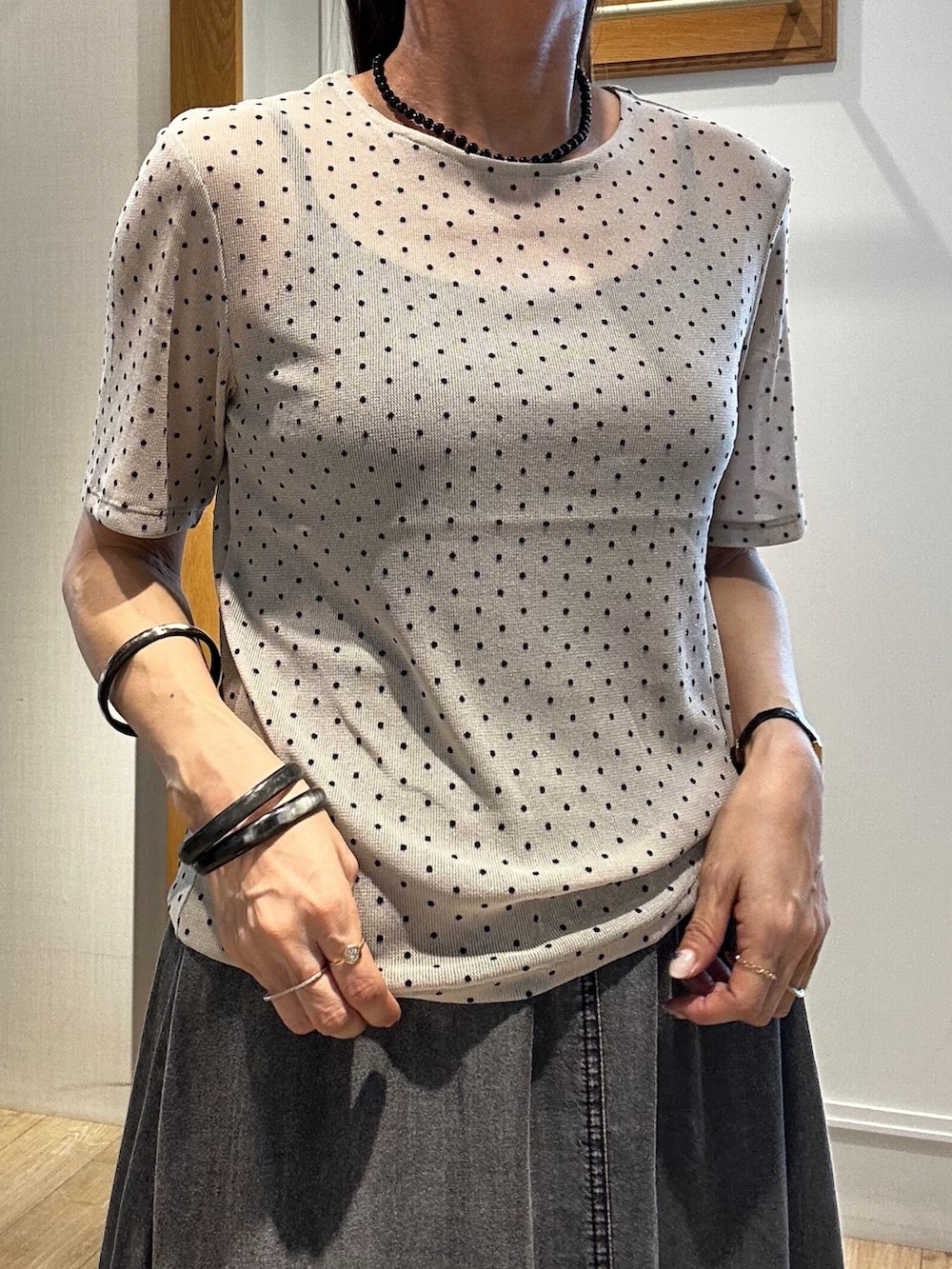 ベージュ系のブルゾン、ベージュ系のTシャツ/カットソー、グレー系のスカートを着用したレディースの夏コーディネートの8枚目の写真