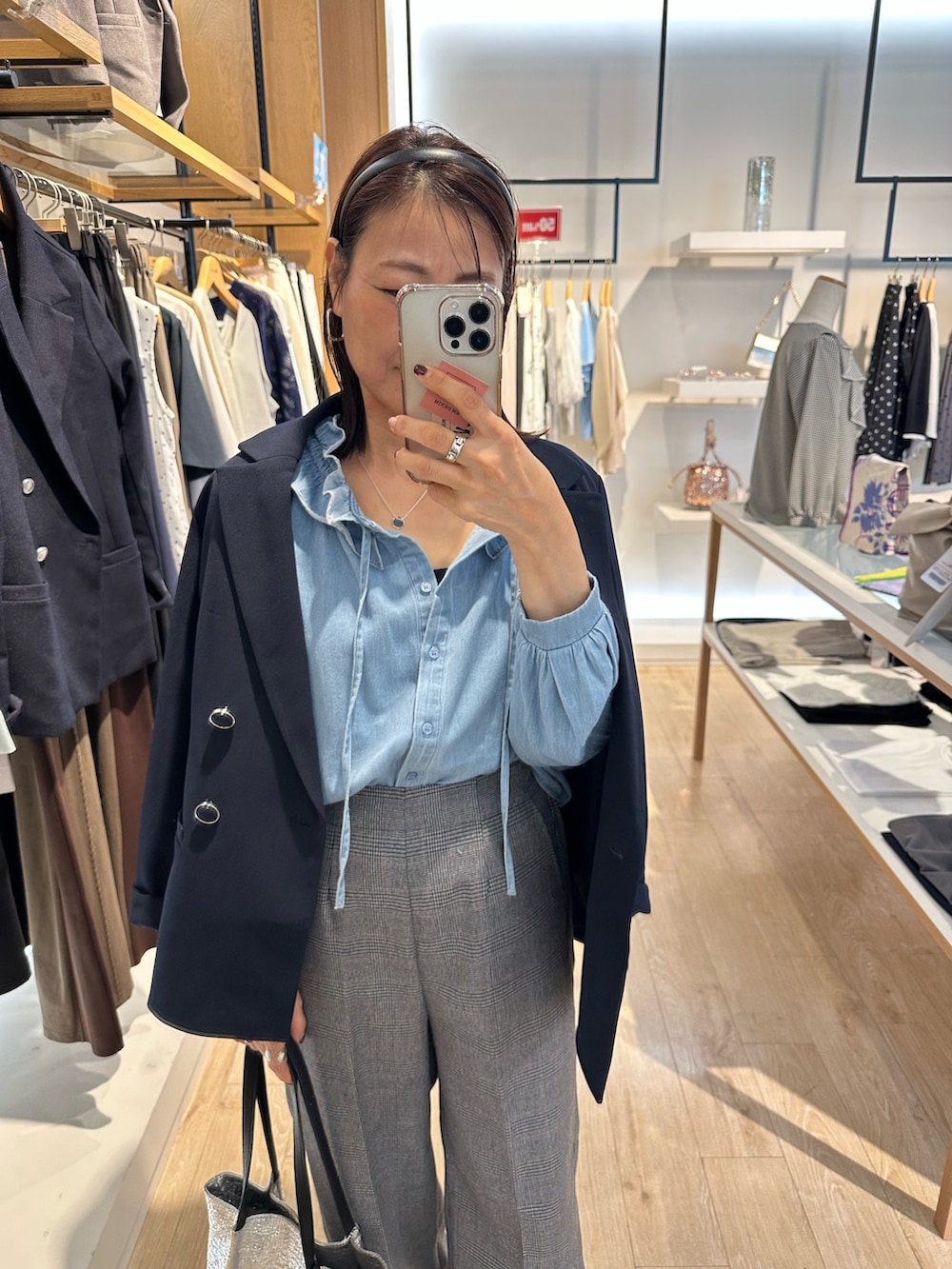 ブルー系のテーラードジャケット、ブルー系のシャツ/ブラウス、グレー系のその他パンツを着用したレディースの秋コーディネートの10枚目の写真