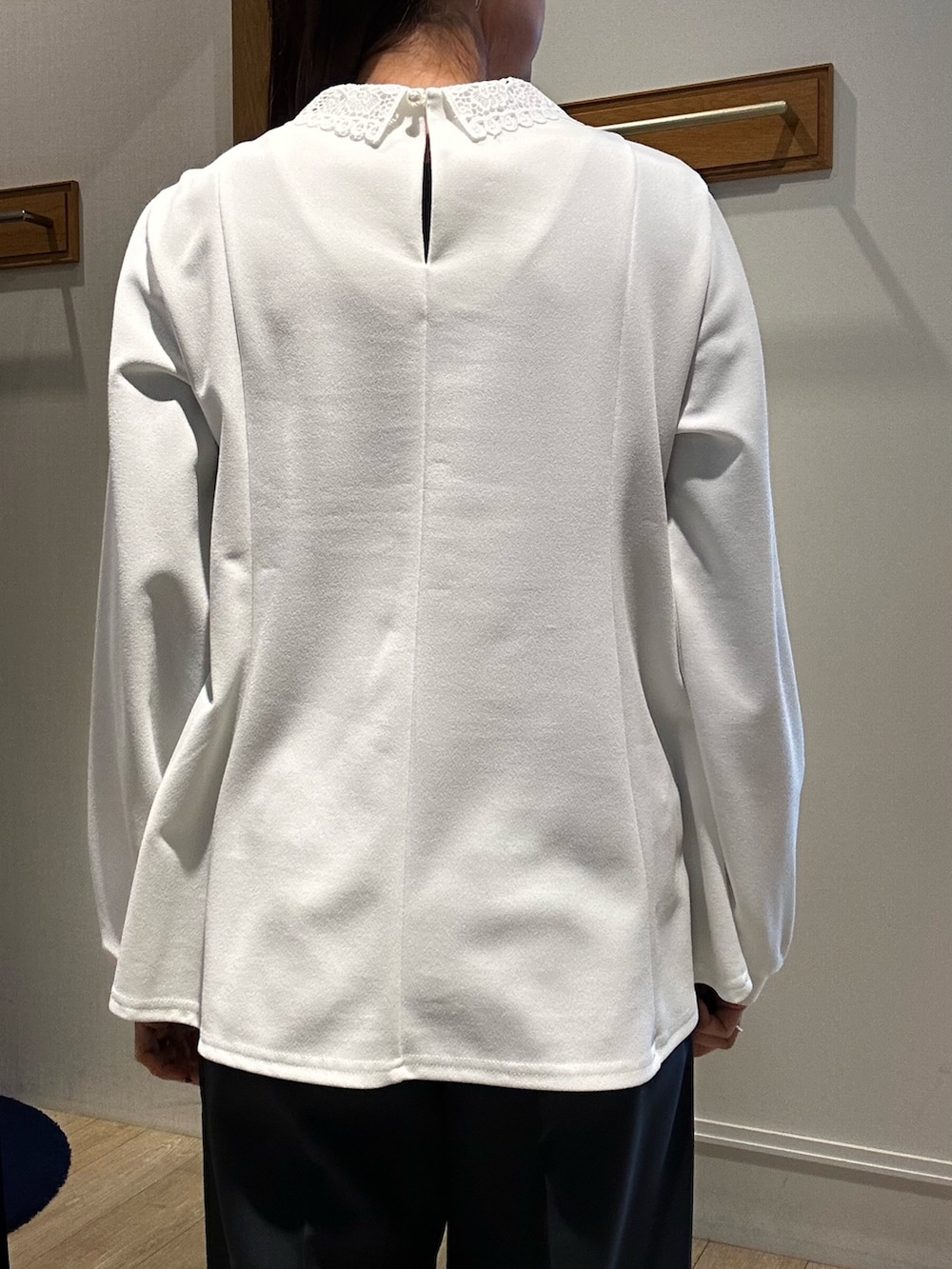 ホワイト系のシャツ/ブラウス、ブルー系のその他パンツを着用したレディースの冬コーディネートの7枚目の写真