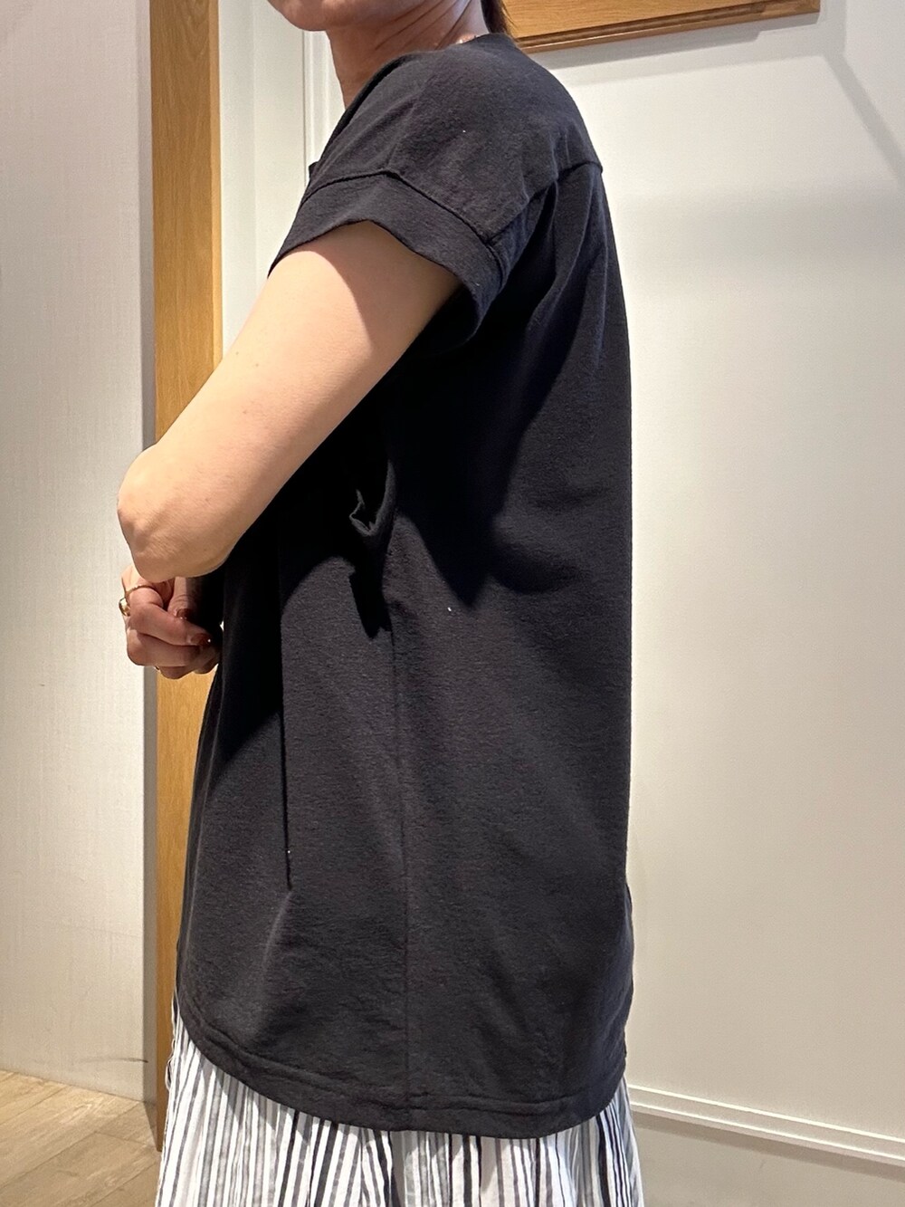 ブラック系のTシャツ/カットソー、グレー系のスカートを着用したレディースの夏コーディネートの10枚目の写真