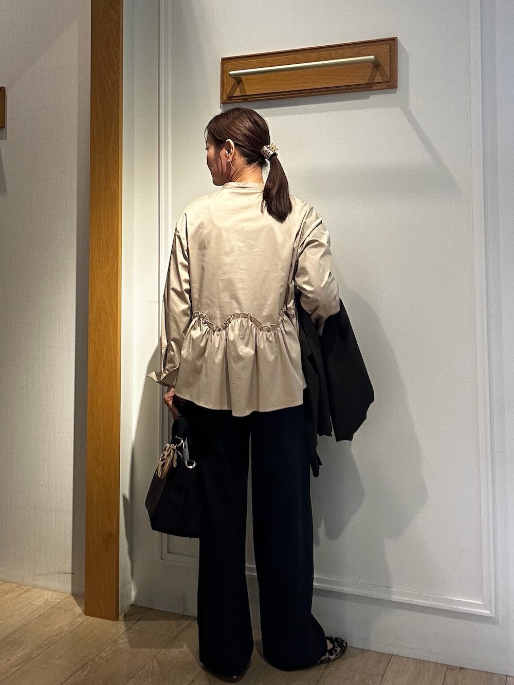 ベージュ系のシャツ/ブラウス、グリーン系のブルゾン、ブラック系のトートバッグを着用したレディースの秋コーディネートの4枚目の写真