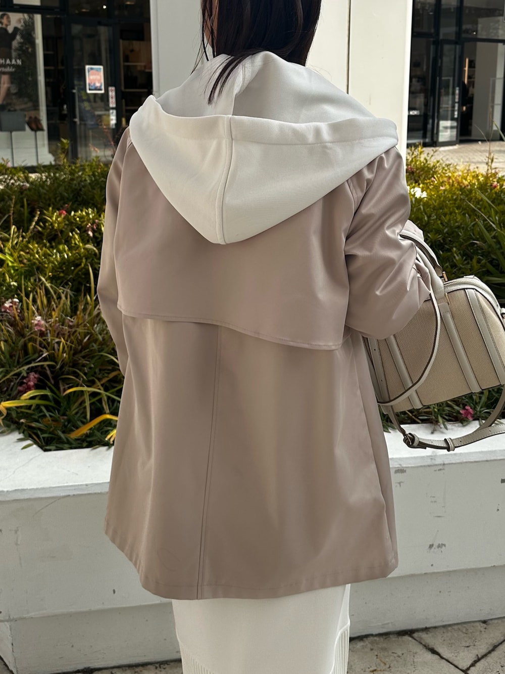 ベージュ系のその他アウター、ホワイト系のパーカー、ブルー系のシャツ/ブラウスを着用したレディースの冬コーディネートの6枚目の写真