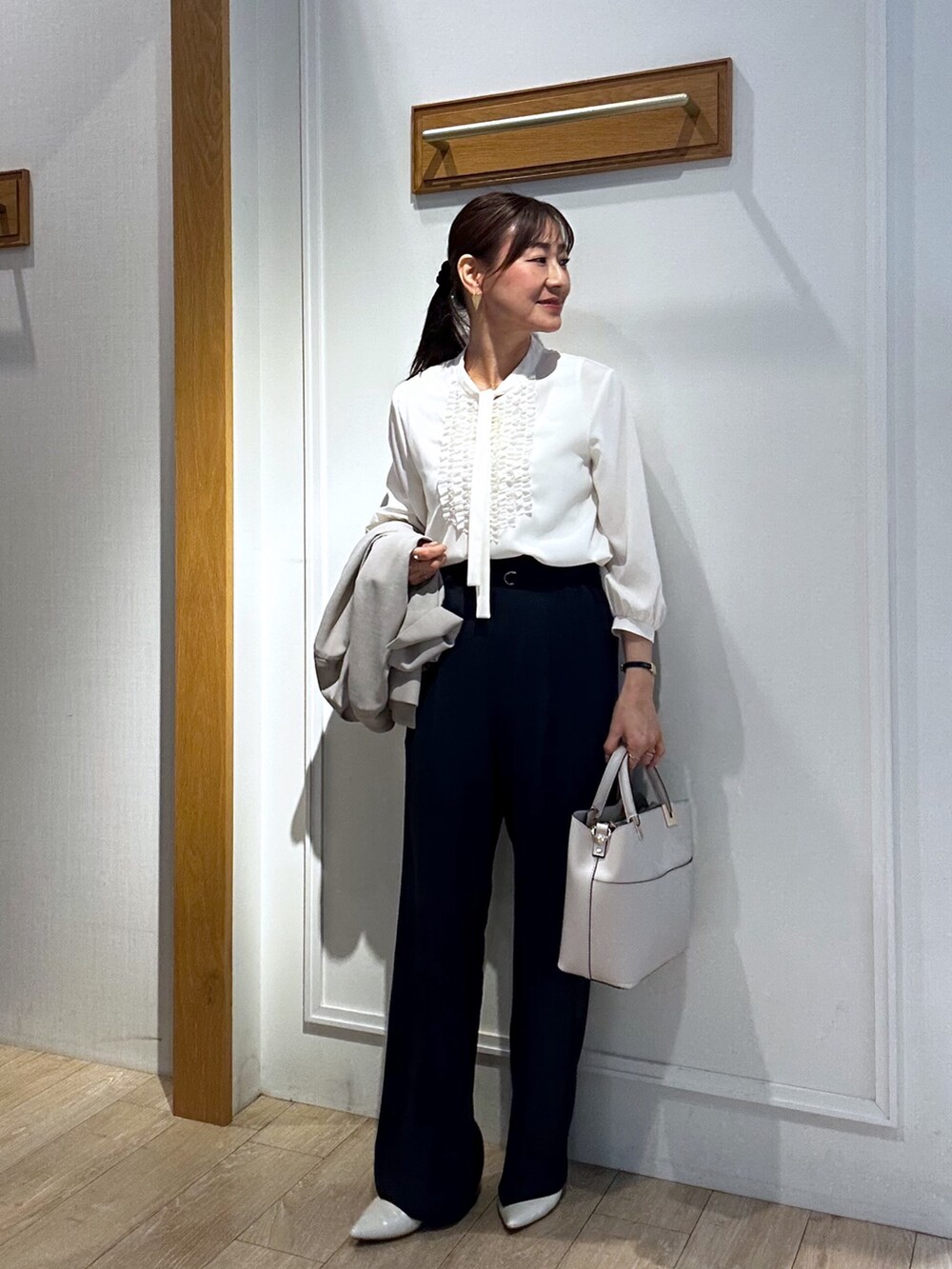 ホワイト系のシャツ/ブラウス、ベージュ系のノーカラージャケット、ブルー系のその他パンツを着用したレディースの春コーディネートの2枚目の写真
