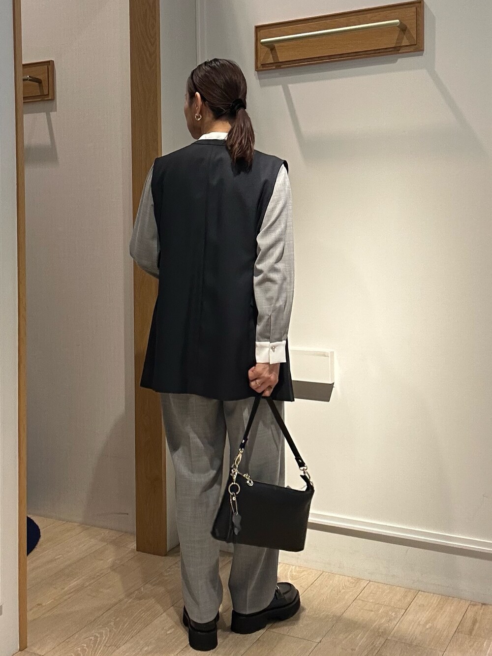 ブラック系のシャツ/ブラウス、ブラック系のその他パンツ、ブラック系のバッグを着用したレディースの冬コーディネートの3枚目の写真