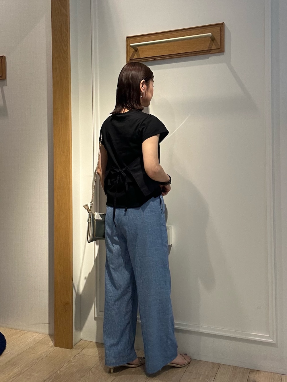 「ブラックコーデ、夏コーデ、大人コーデ、シンプルスタイル、大人女子、デニムコーデ、おでかけ服、夏服コーデ、ゆるコーデ、低身長女子、ビスチェ×デニム、ビスチェコーデ、ビスチェ風、大人カジュアル、低身長コーデ」｜「fredy couleurのねじりビスチェドッキングTシャツ（Tシャツ/カットソー、ブラック系）」を使った、daimonさん（レディース・154cm）の夏コーディネートの4枚目の写真