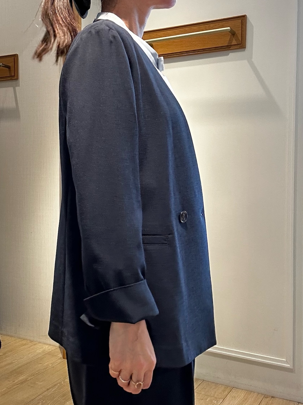 ブルー系のノーカラージャケット、ブルー系のその他パンツ、ブルー系のシャツ/ブラウスを着用したレディースの春コーディネートの7枚目の写真