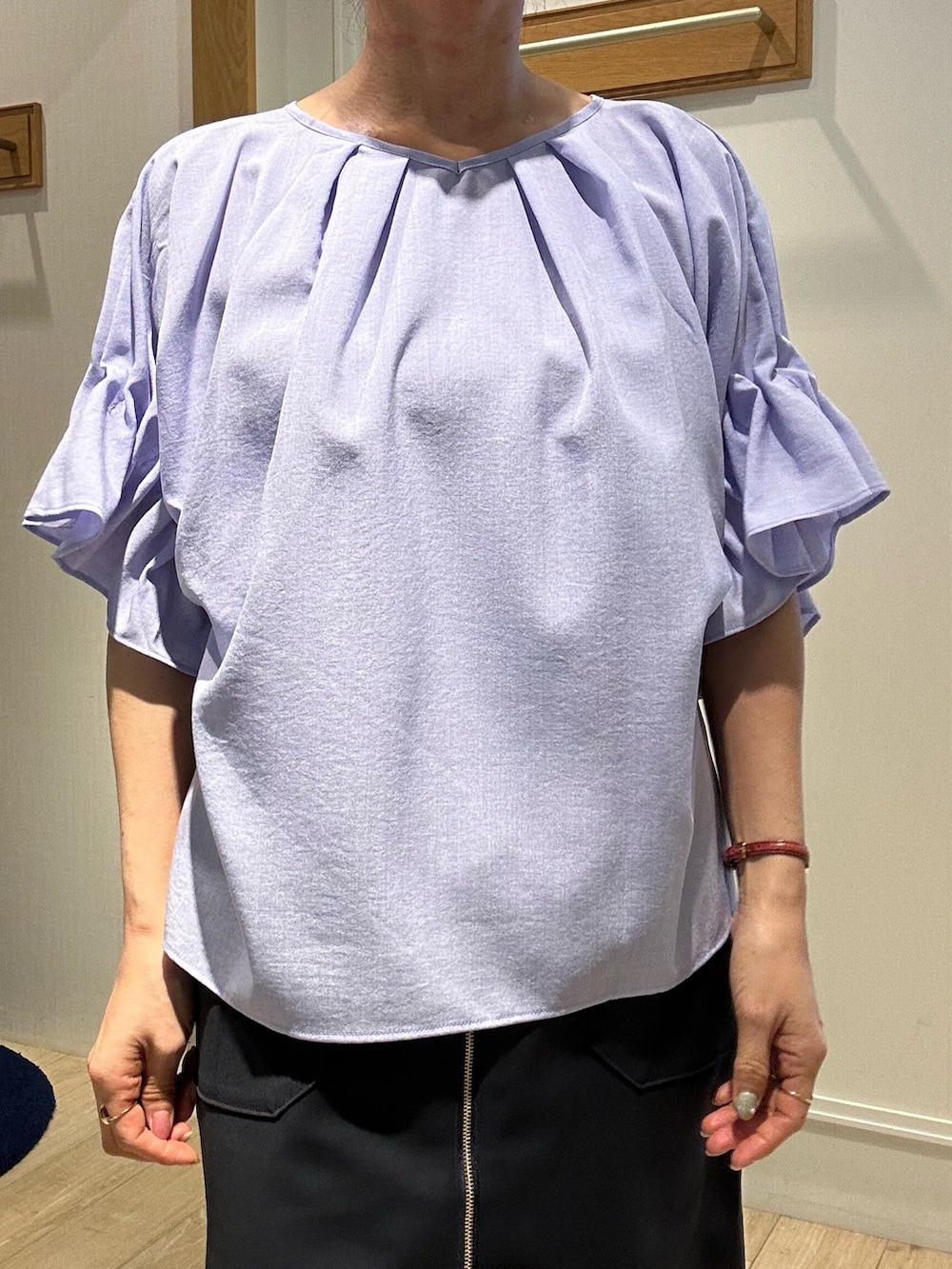 「キレイめ、シアートップス、低身長女子、初春コーデ、通勤コーデ、お仕事コーデ、きれいめコーデ、低身長コーデ、40代ファッション、40代、タイトスカート、タイトスカートコーデ、ブラウスコーデ、ブラウス×スカート、お仕事スタイル」｜「MICO COULIERのサップ2WAYブラウス（シャツ/ブラウス、パープル系）」を使った、daimonさん（骨格ナチュラル・レディース・154cm）の春コーディネートの7枚目の写真