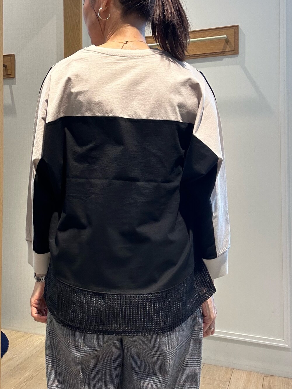 ベージュ系のTシャツ/カットソー、グレー系のその他パンツ、ブラック系のサンダルを着用したレディースの秋コーディネートの8枚目の写真