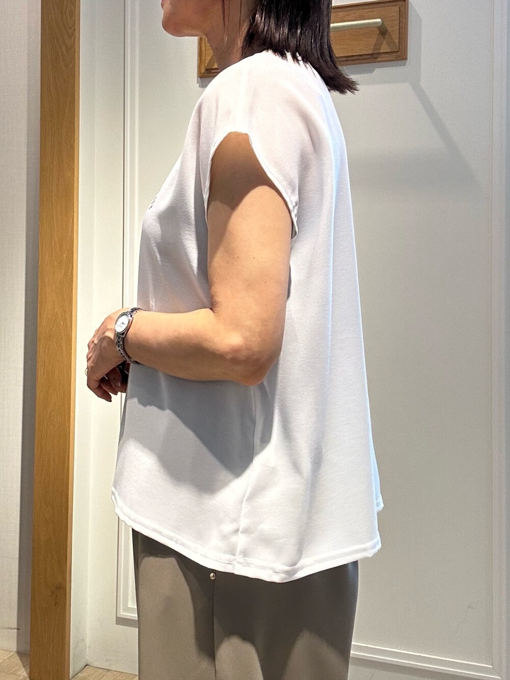 パープル系のスカート、ホワイト系のシャツ/ブラウス、グレー系のカーディガン/ボレロを着用したレディースの夏コーディネートの7枚目の写真