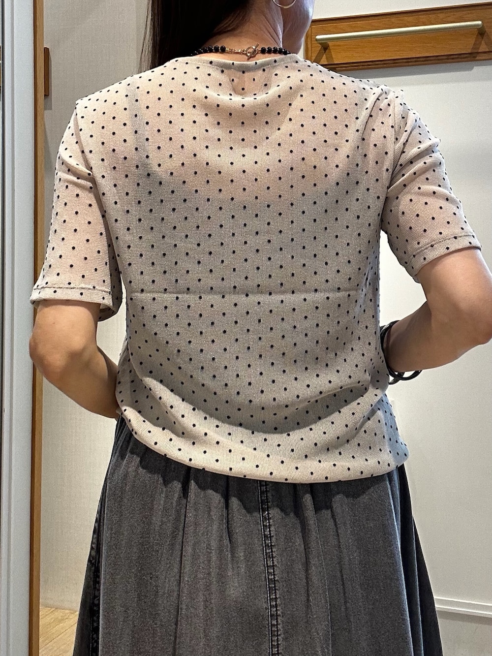 ベージュ系のブルゾン、ベージュ系のTシャツ/カットソー、グレー系のスカートを着用したレディースの夏コーディネートの9枚目の写真