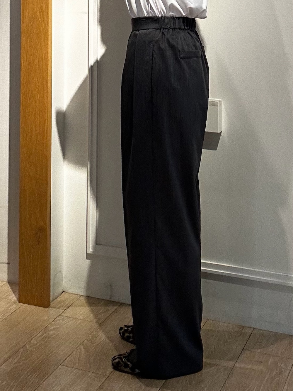 イエロー系のシャツ/ブラウス、グレー系のその他パンツ、ブラック系のネックレスを着用したレディースの夏コーディネートの10枚目の写真