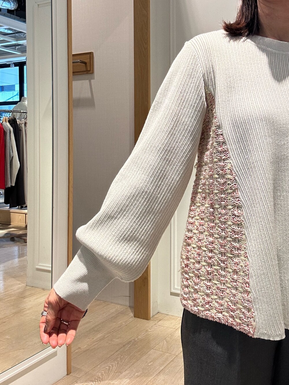 ホワイト系のニット/セーターを着用したレディースの冬コーディネートの7枚目の写真