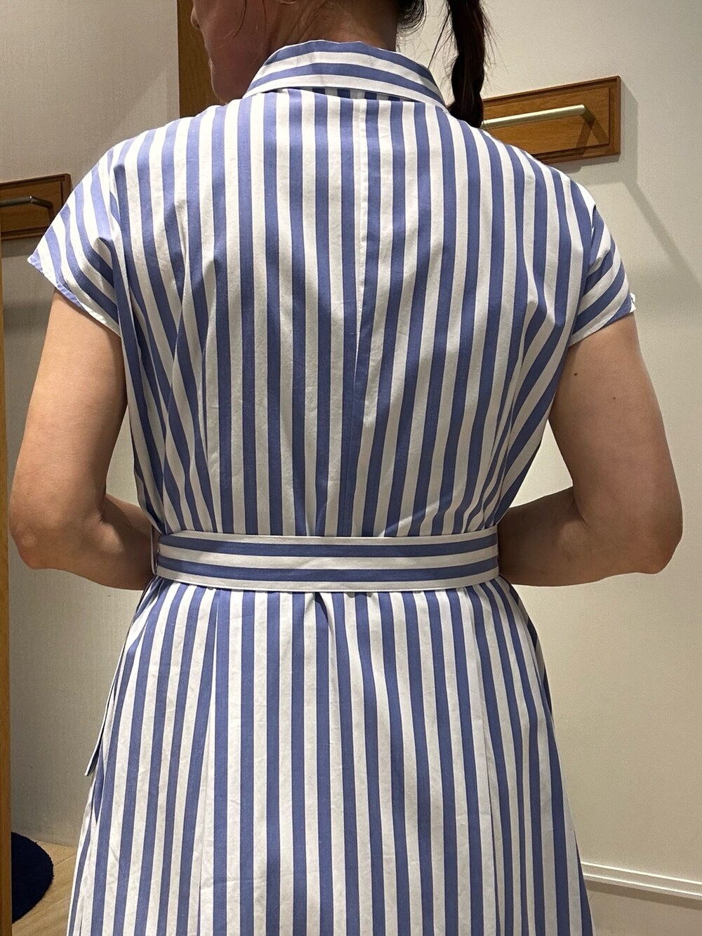 ブルー系のワンピースを着用したレディースの夏コーディネートの7枚目の写真