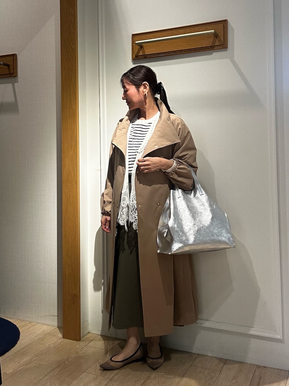 ホワイト系のTシャツ/カットソー、グリーン系のスカート、ホワイト系のカーディガン/ボレロを着用したレディースの春コーディネートの10枚目の写真