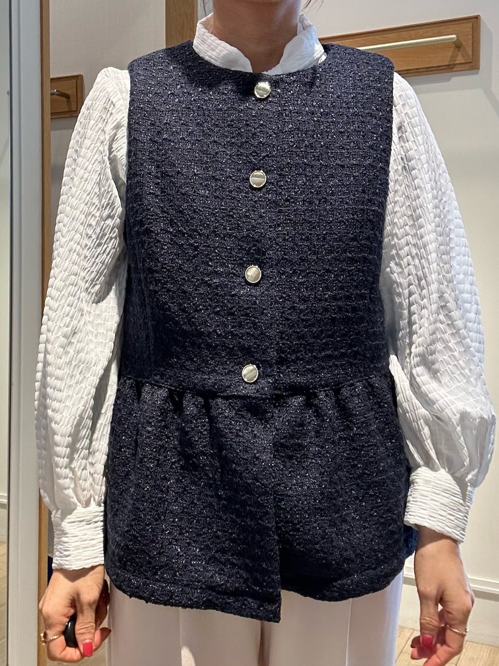 ブルー系のノーカラージャケット、ホワイト系のシャツ/ブラウス、ホワイト系のその他パンツを着用したレディースの冬コーディネートの7枚目の写真