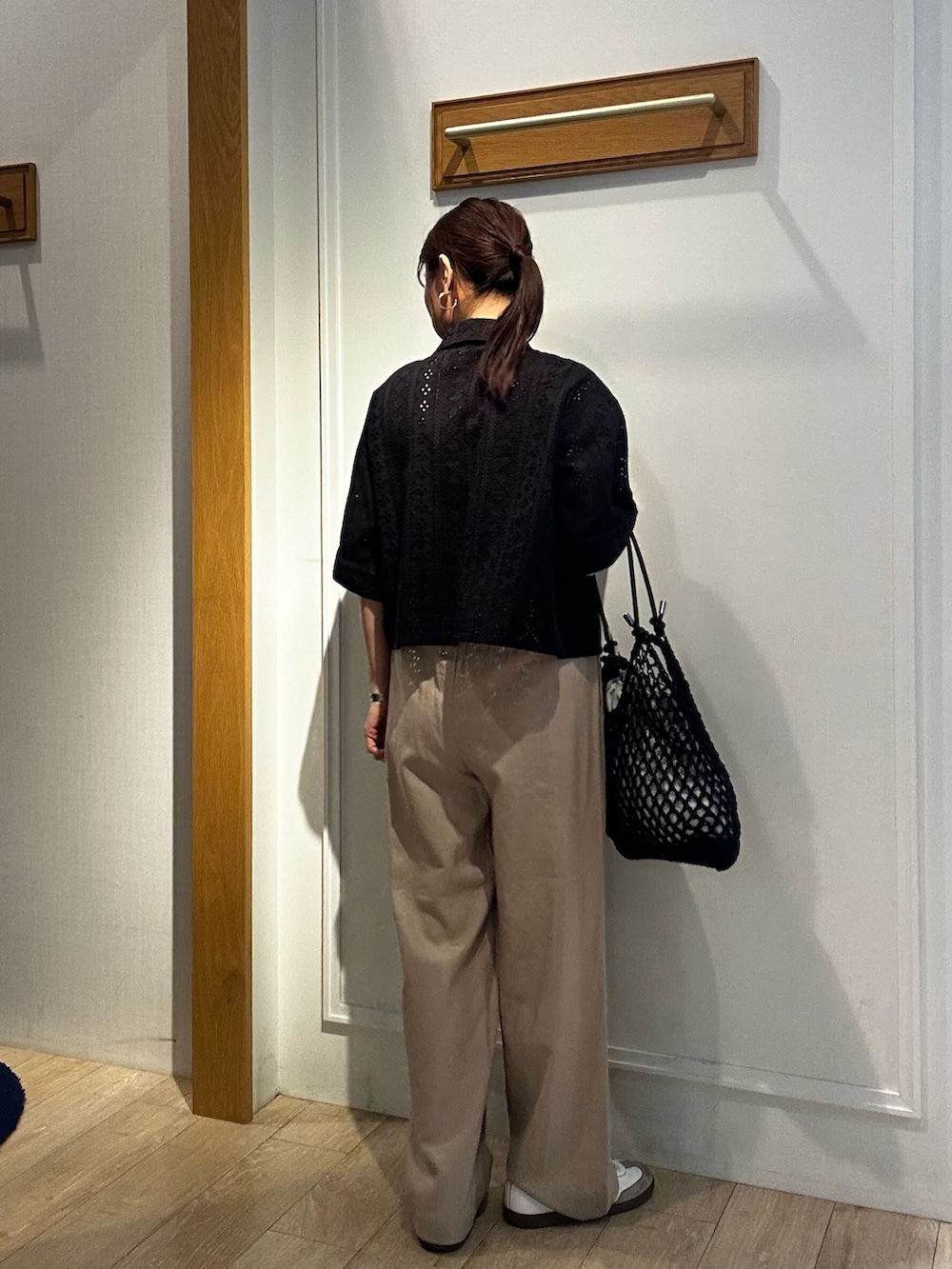 ブラック系のシャツ/ブラウス、グレー系のTシャツ/カットソー、ベージュ系のその他パンツを着用したレディースの春コーディネートの3枚目の写真