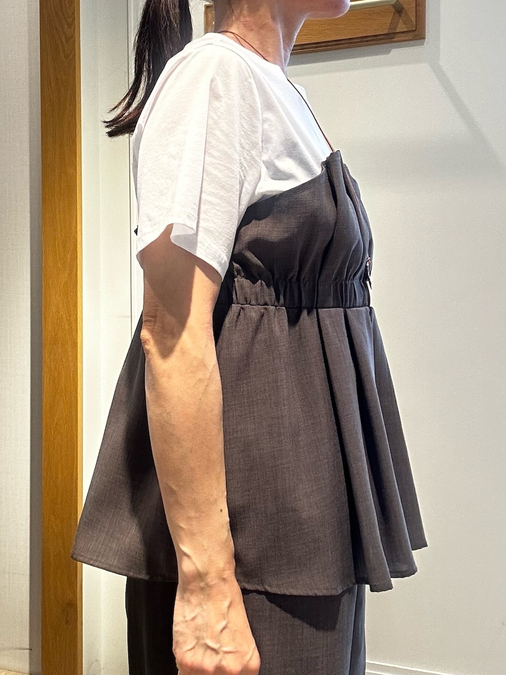 ブルー系のブルゾン、ブルー系のショルダーバッグ、グリーン系のシャツ/ブラウスを着用したレディースの春コーディネートの7枚目の写真