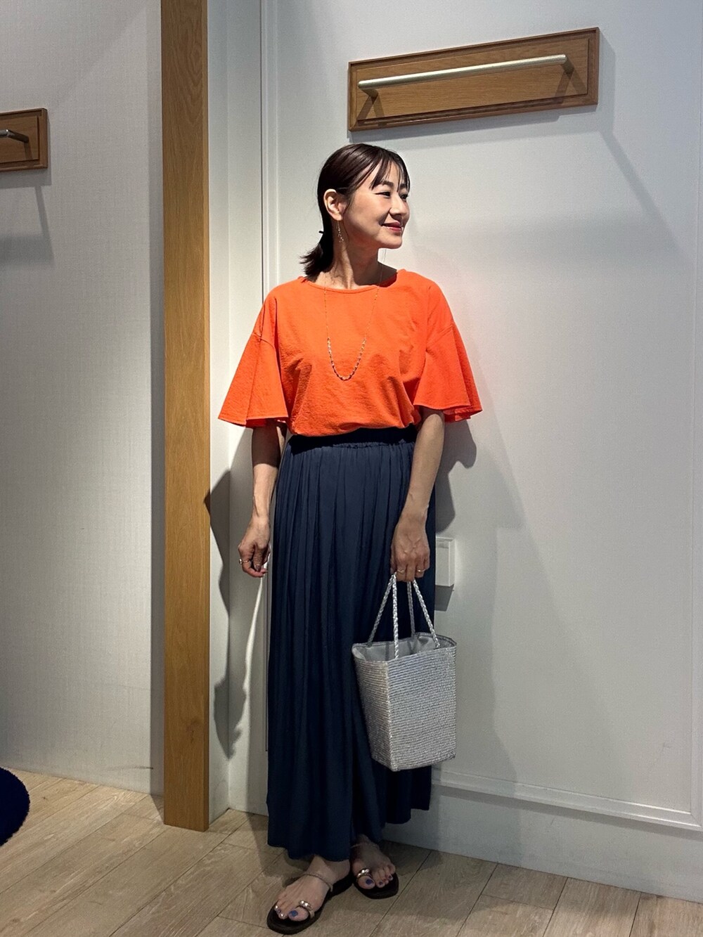 オレンジ系のTシャツ/カットソー、ブルー系のその他パンツを着用したレディースの夏コーディネートの5枚目の写真