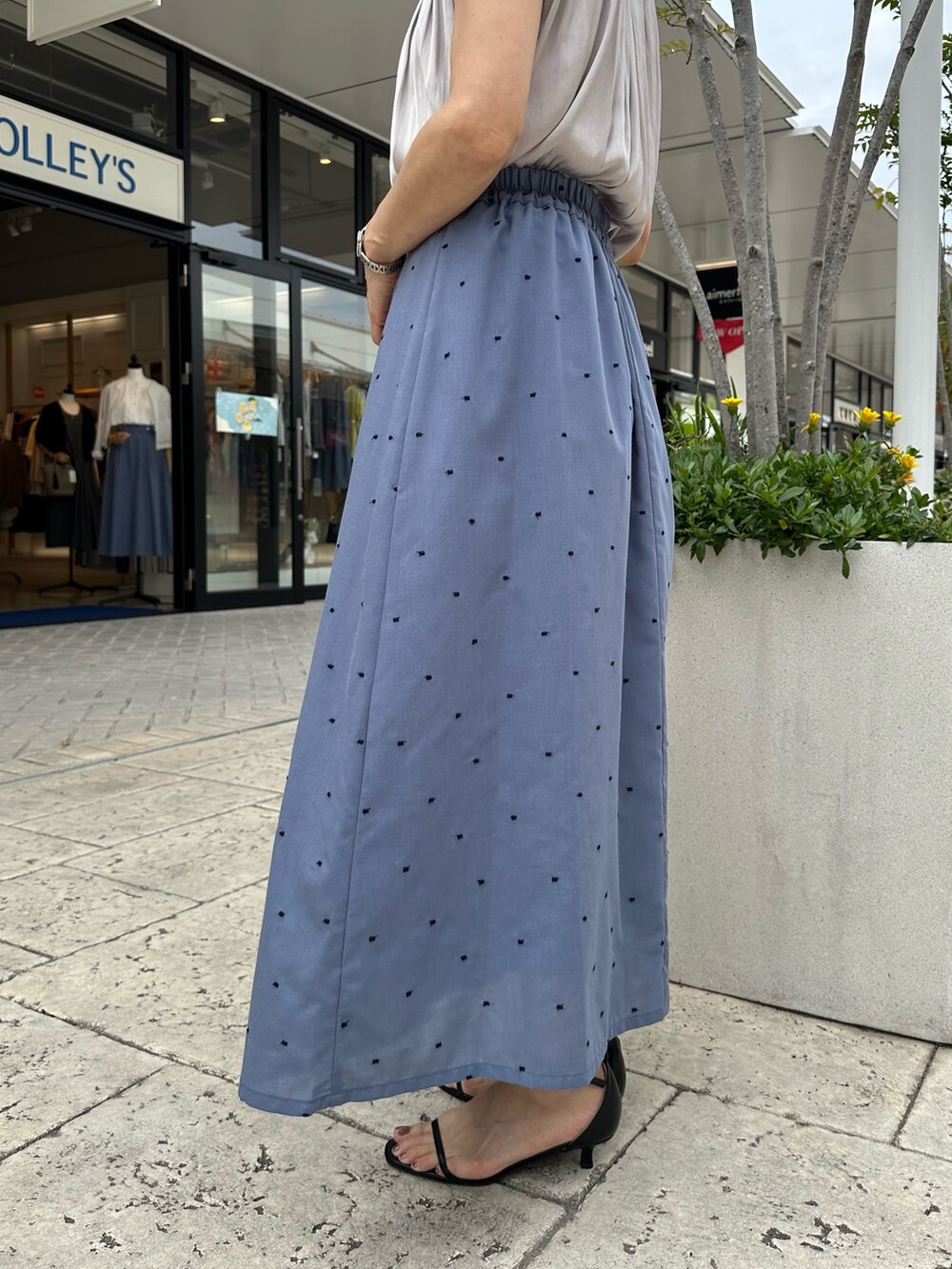 「サンダル、白Tシャツ、低身長コーデ、春夏コーデ、大人カジュアルコーデ、楽チンコーデ、大人コーデ、スカートコーデ、オトナカワイイ、低身長女子、150cm台コーデ、40代ファッション、ロゴT、きちんとスタイル、きちんと感」｜「MICO COULIERの刺繍ドットスカート（スカート、ブルー系）」を使った、daimonさん（レディース・154cm）の夏コーディネートの9枚目の写真