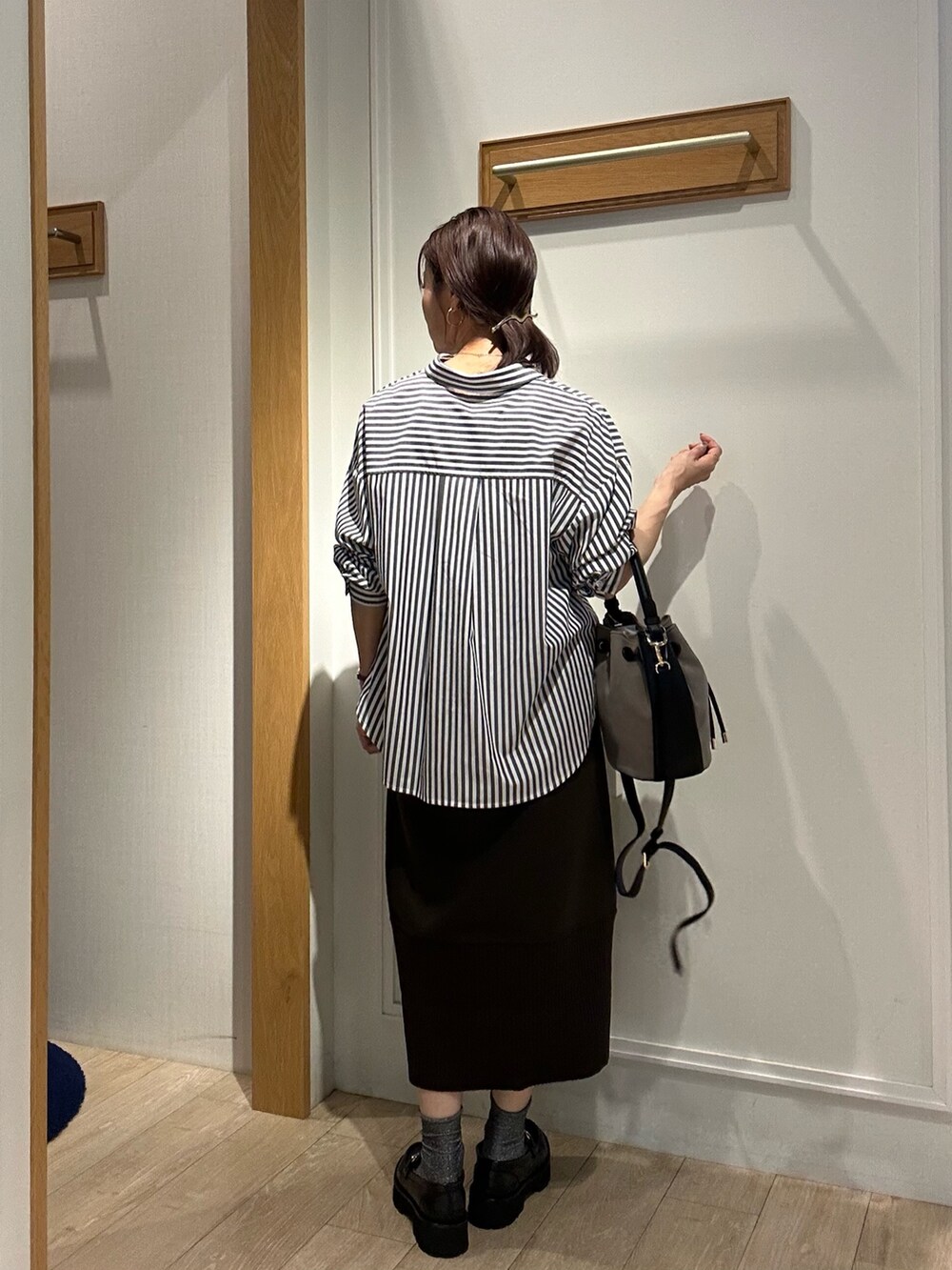 ブラック系のシャツ/ブラウス、ブラウン系のスカート、ブラック系のキャミソールを着用したレディースの秋コーディネートの9枚目の写真