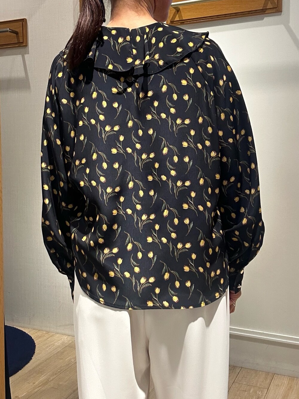 ブルー系のシャツ/ブラウス、ホワイト系のその他パンツ、グレー系のショルダーバッグを着用したレディースの春コーディネートの7枚目の写真