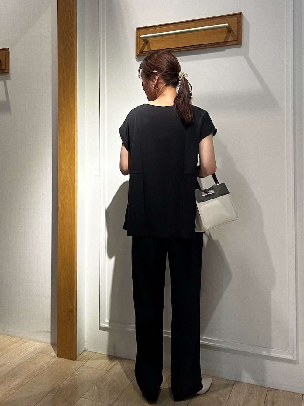 ベージュ系のショルダーバッグ、ブルー系のシャツ/ブラウス、ブラウン系のその他パンツを着用したレディースの夏コーディネートの9枚目の写真
