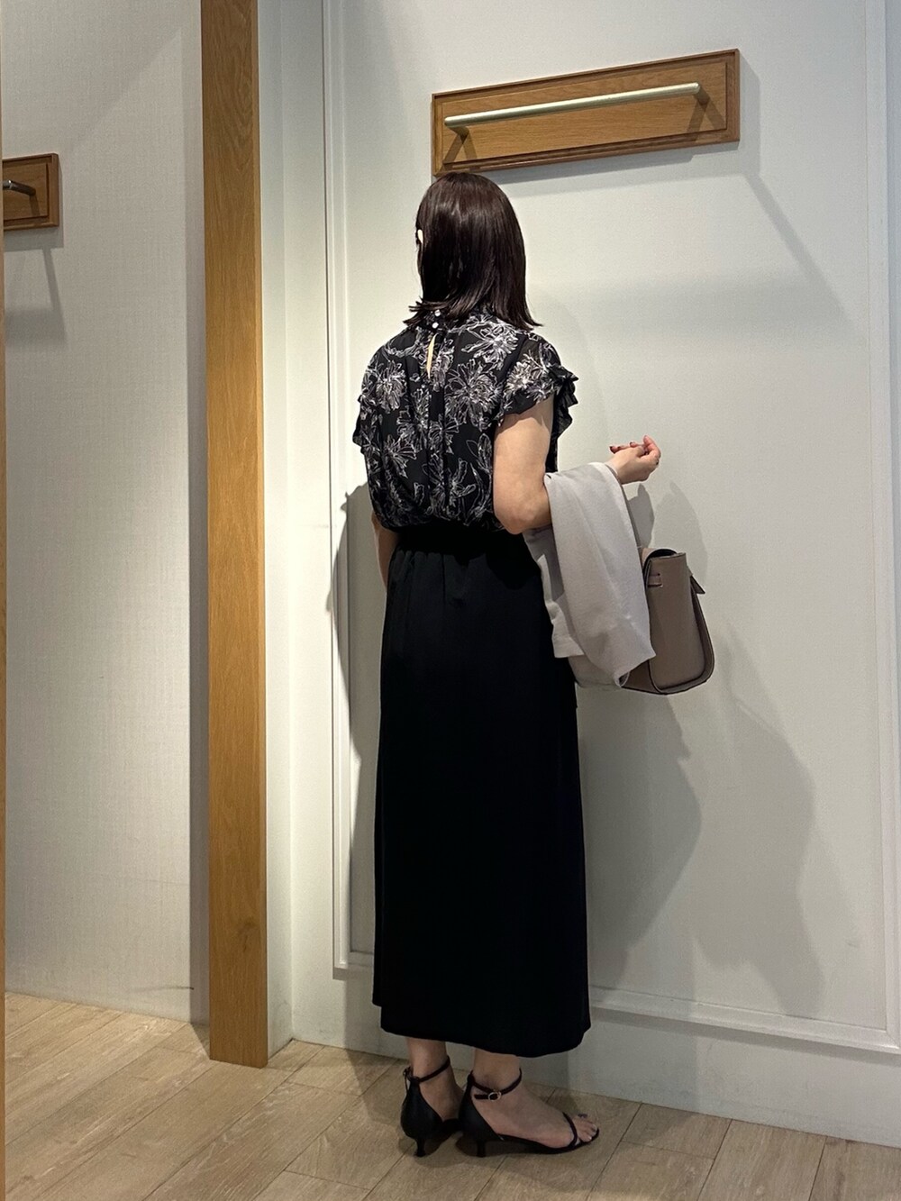 ブラック系のサンダル、ブラック系のシャツ/ブラウス、ベージュ系のノーカラージャケットを着用したレディースの夏コーディネートの6枚目の写真