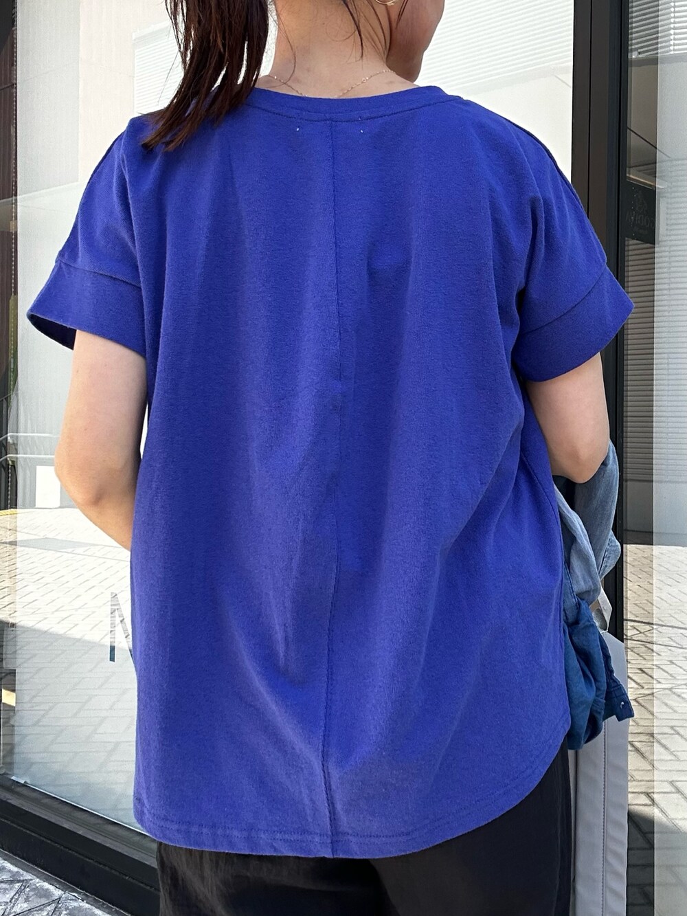 ブルー系のTシャツ/カットソー、ブルー系のシャツ/ブラウス、グレー系のバックパック/リュックを着用したレディースの春コーディネートの8枚目の写真