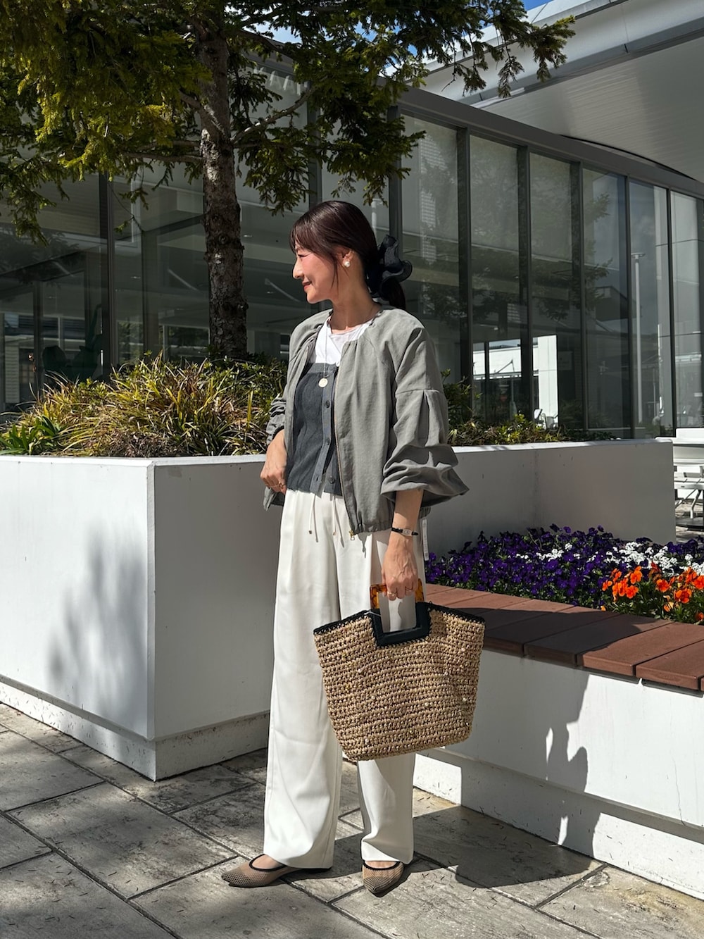 グリーン系のブルゾン、グレー系のキャミソールを着用したレディースの春コーディネートの2枚目の写真