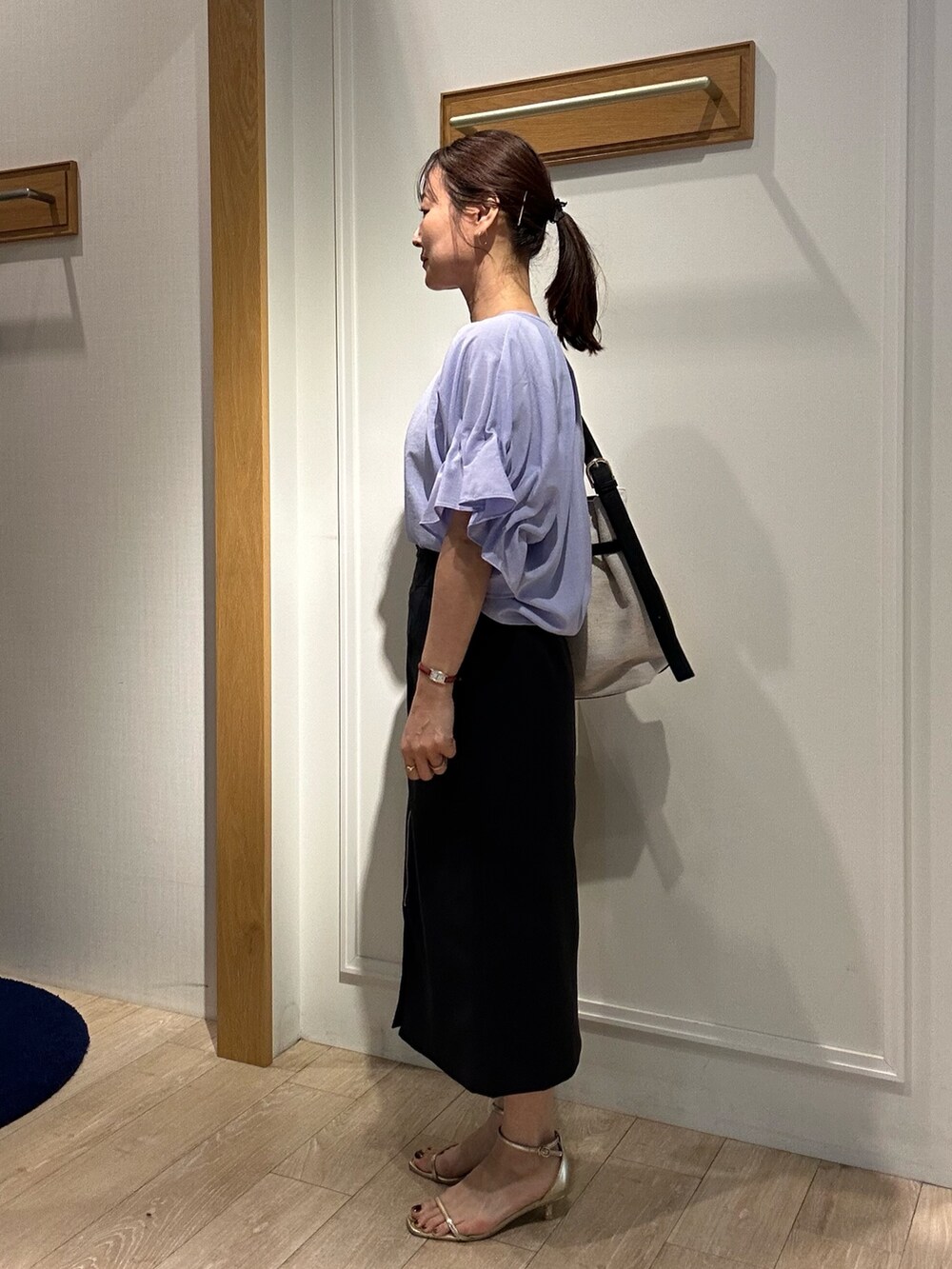 「キレイめ、シアートップス、低身長女子、初春コーデ、通勤コーデ、お仕事コーデ、きれいめコーデ、低身長コーデ、40代ファッション、40代、タイトスカート、タイトスカートコーデ、ブラウスコーデ、ブラウス×スカート、お仕事スタイル」｜「MICO COULIERのサップ2WAYブラウス（シャツ/ブラウス、パープル系）」を使った、daimonさん（骨格ナチュラル・レディース・154cm）の春コーディネートの2枚目の写真