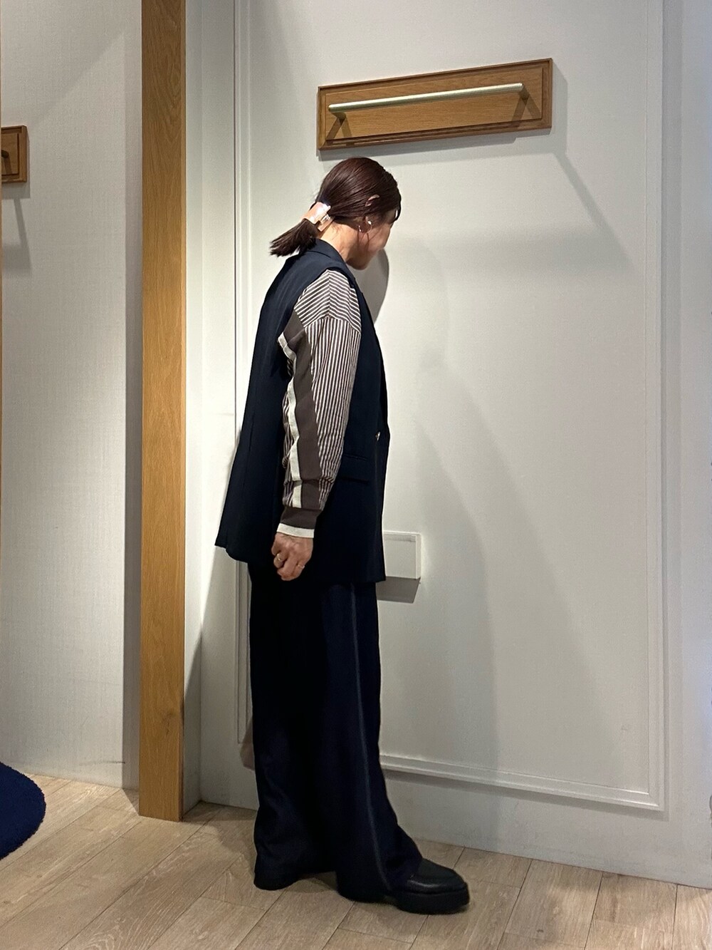 ブルー系のデニムパンツ、ブラウン系のシャツ/ブラウス、ブルー系のテーラードジャケットを着用したレディースの秋コーディネートの3枚目の写真