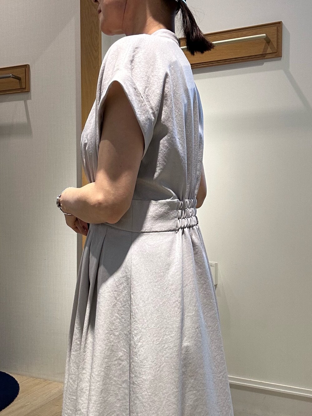 「オトナ女子、春服コーデ、大人ファッション、夏コーデ、夏ファッション、大人可愛い、授業参観日コーデ、ワンピース、ワンピーススタイル、箔、箔プリント、低身長、低身長コーデ、低身長女子、150cm台コーデ」｜「MICO COULIERの箔タンブラーワンピース（ワンピース、グレー系）」を使った、daimonさん（骨格ナチュラル・レディース・154cm）の春コーディネートの5枚目の写真