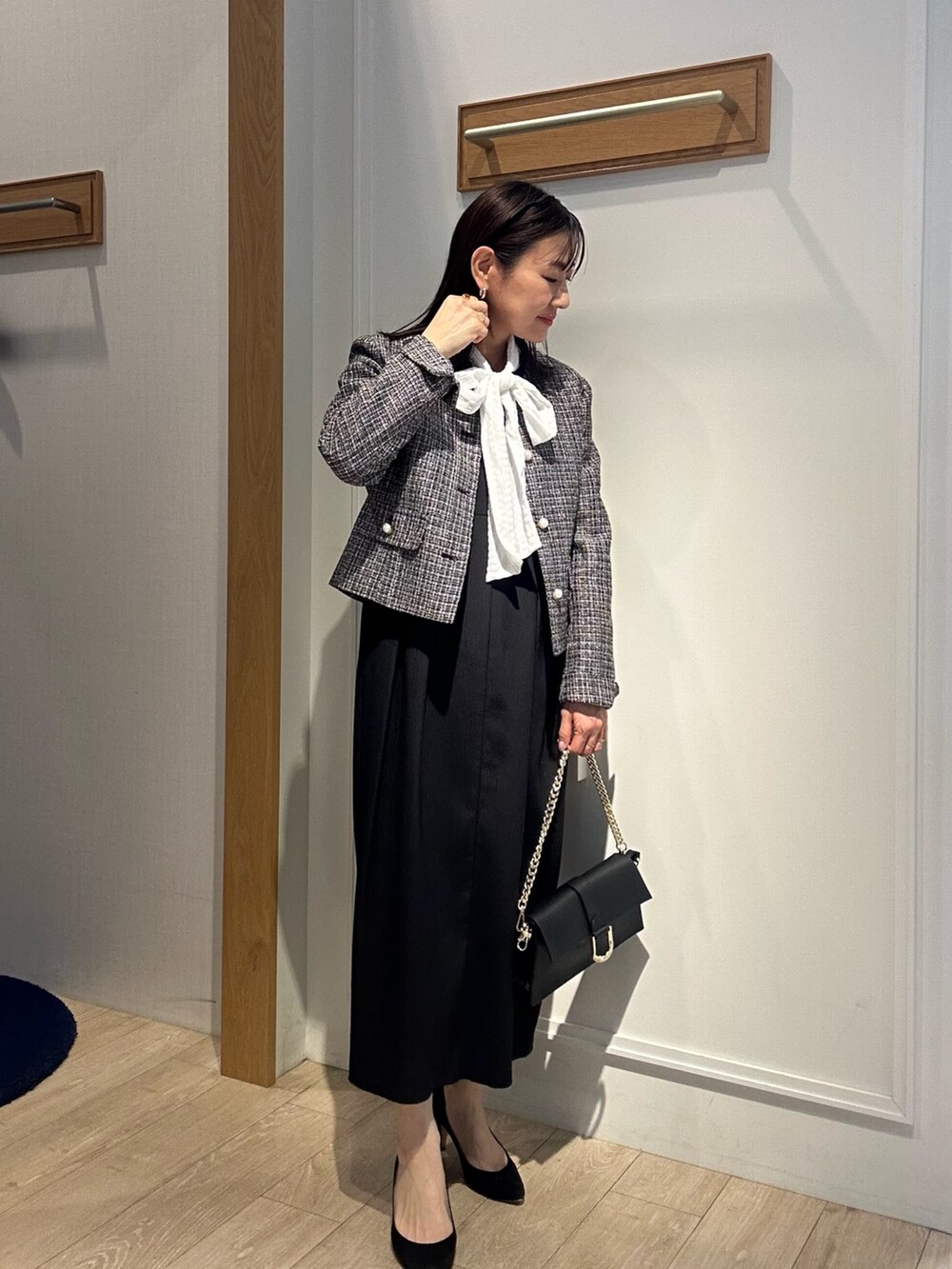 「春、大人女子、オフィススタイル、フェミニンコーデ、お仕事コーデ、キレイめ、ワンピース、ワンピーススタイル、ワンピースコーデ、入学式、入学式コーデ、入学式・卒業式、入学式ママコーデ、卒業式、卒業式コーデ」｜「MICO COULIERの《オケージョン対応》ふくれストライプワンピース（ワンピース、ブラック系）」を使った、daimonさん（骨格ナチュラル・レディース・154cm）の春コーディネートの7枚目の写真