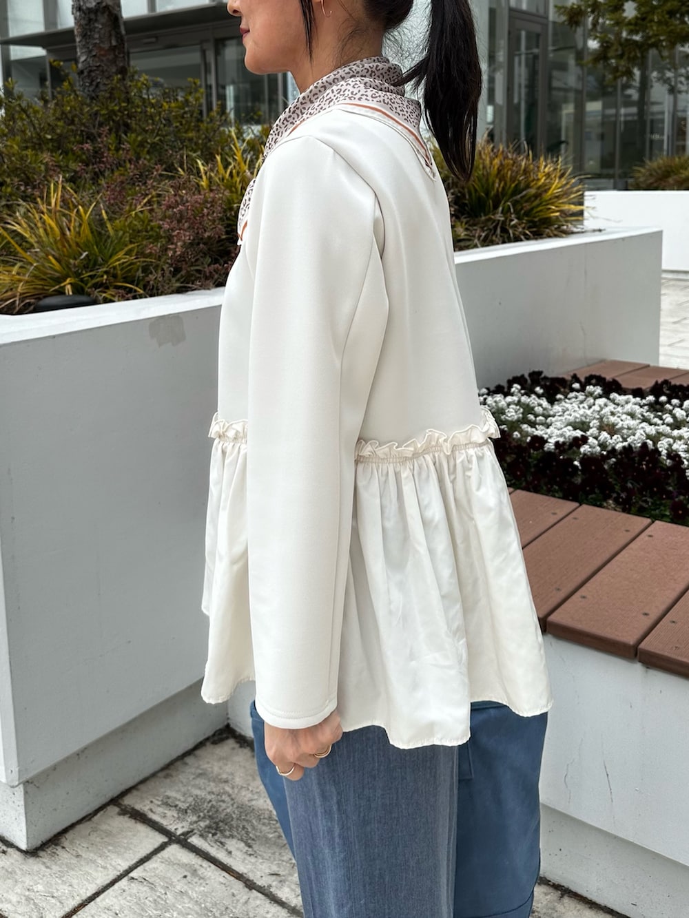 ホワイト系のシャツ/ブラウス、ブルー系のその他パンツ、ブルー系のトートバッグを着用したレディースの春コーディネートの6枚目の写真