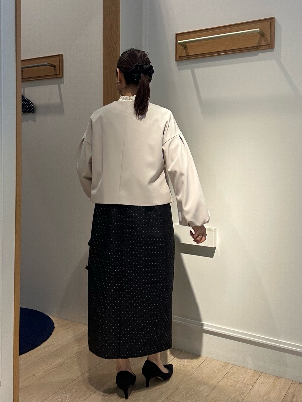 「春、大人女子、オフィススタイル、フェミニンコーデ、お仕事コーデ、キレイめ、入学式、入学式コーデ、入学式・卒業式、ワンピースコーデ、卒業式、卒業式コーデ、卒業式ママコーデ、入園式、入園式コーデ」｜「MICO COULIERの《オケージョン対応》ジョーゼットプリーツブラウス（シャツ/ブラウス、ホワイト系）」を使った、daimonさん（骨格ナチュラル・レディース・154cm）の春コーディネートの3枚目の写真