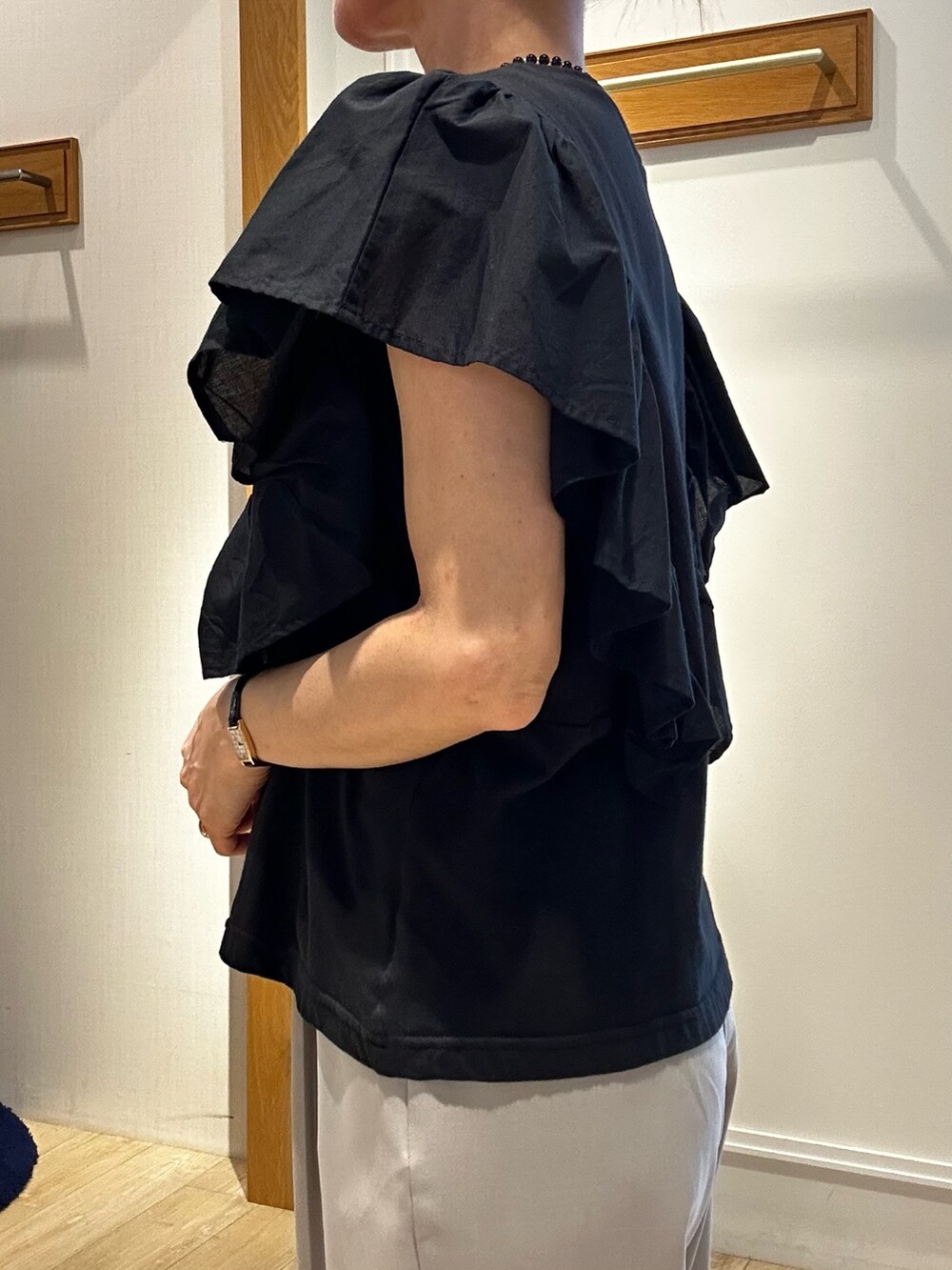 ブラック系のTシャツ/カットソー、ブラウン系のテーラードジャケット、ベージュ系のその他パンツを着用したレディースの夏コーディネートの9枚目の写真