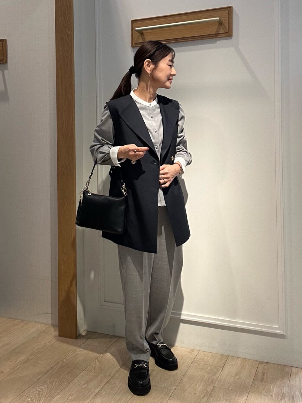 ブラック系のシャツ/ブラウス、ブラック系のその他パンツ、ブラック系のバッグを着用したレディースの冬コーディネートの7枚目の写真