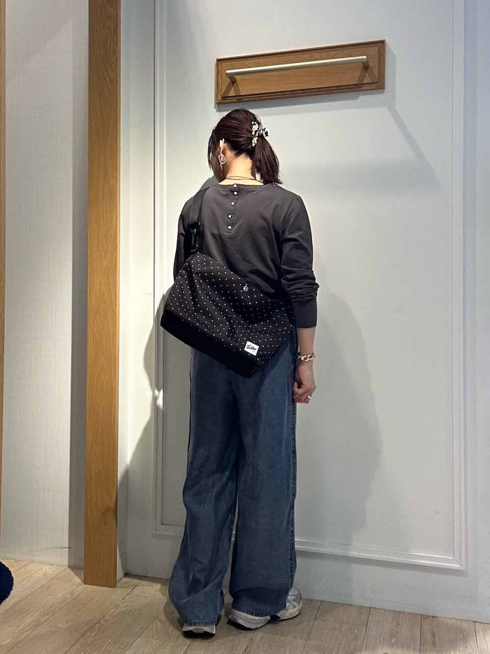 グレー系のTシャツ/カットソー、ブルー系のデニムパンツ、ブラウン系のブルゾンを着用したレディースの秋コーディネートの3枚目の写真