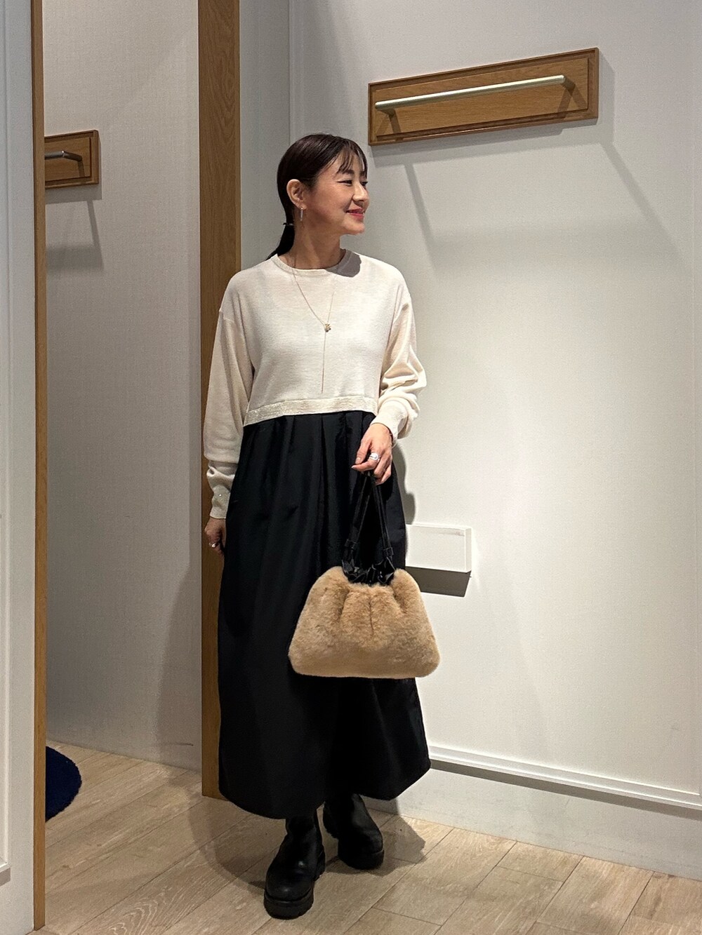「冬アウター、シンプルコーデ、冬のコーデ、オトナ女子、大人女子、きれいめコーディネート、冬、秋冬コーデ、初冬コーデ、アウターコーデ、初春コーデ、40代コーデ、40代ファッション、ムートンコート、ニットワンピース」｜「MICO COULIERのフェイクムートンファーコート（ブルゾン、ベージュ系）」を使った、daimonさん（骨格ナチュラル・レディース・154cm）の冬コーディネートの4枚目の写真